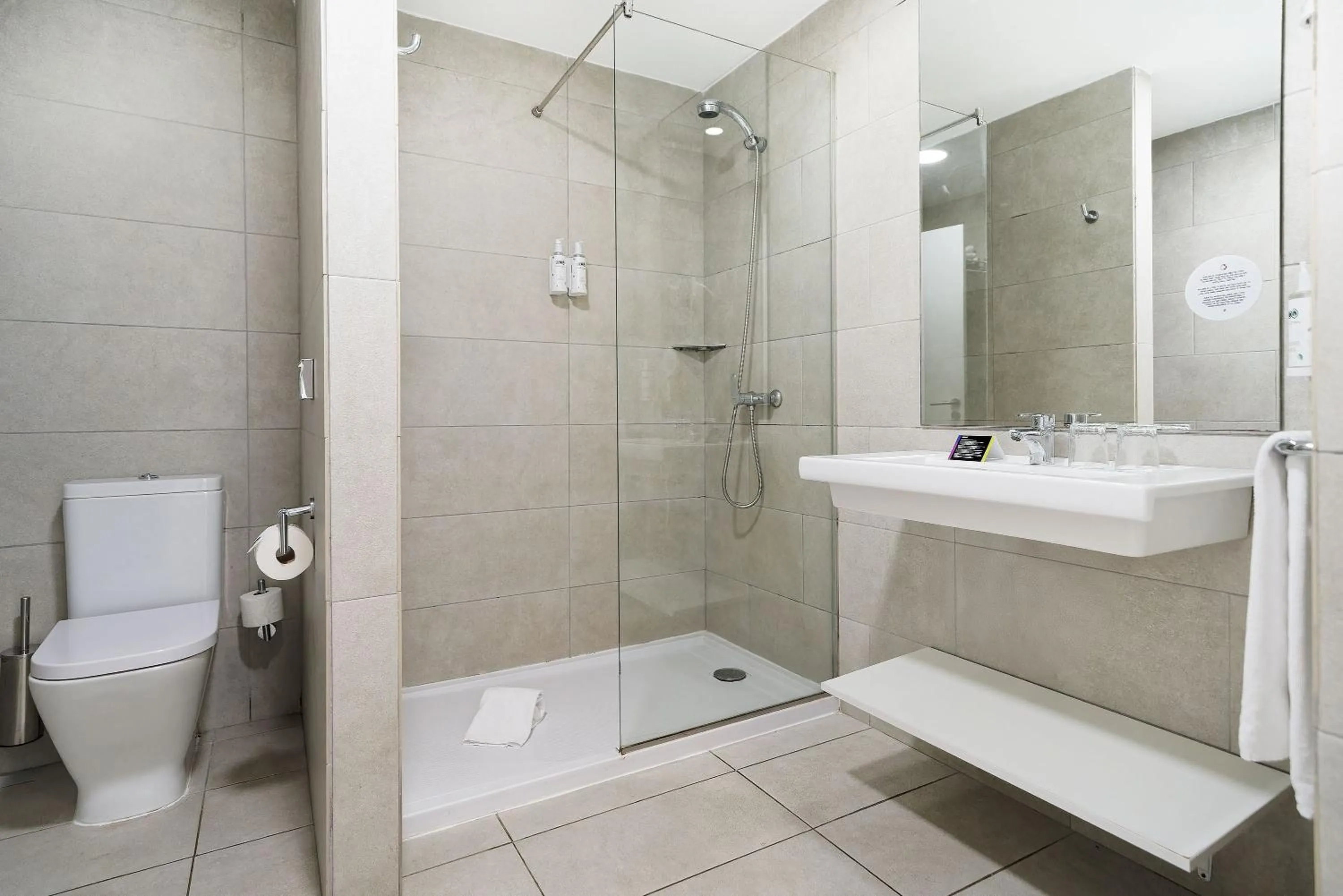 Bathroom in Akeah Broncemar