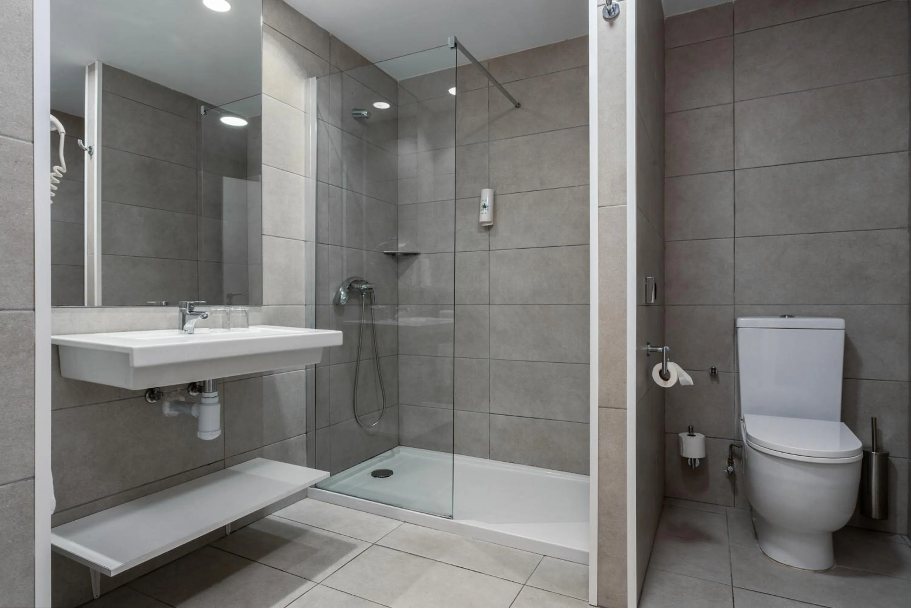 Bathroom in Akeah Broncemar