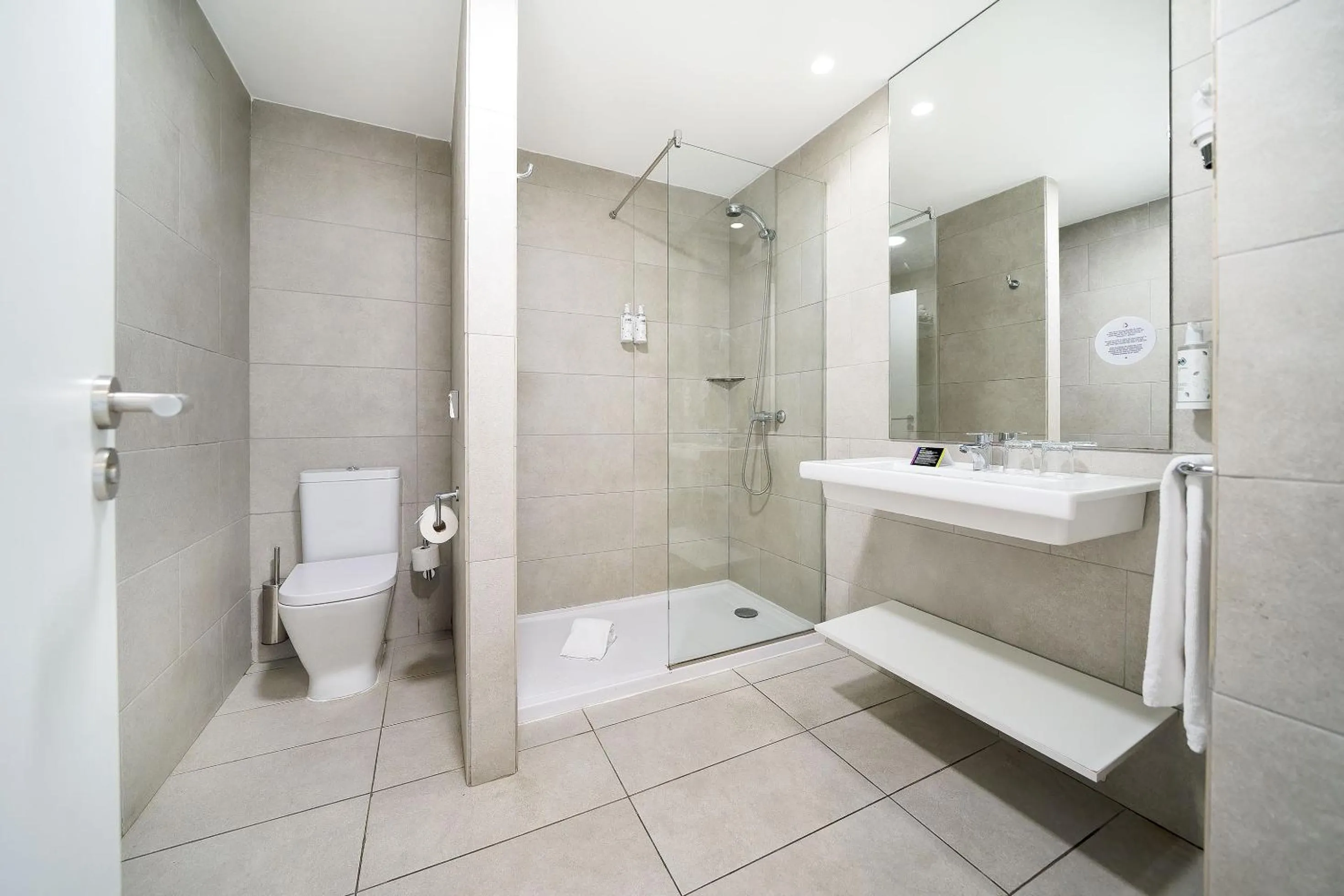 Bathroom in Akeah Broncemar