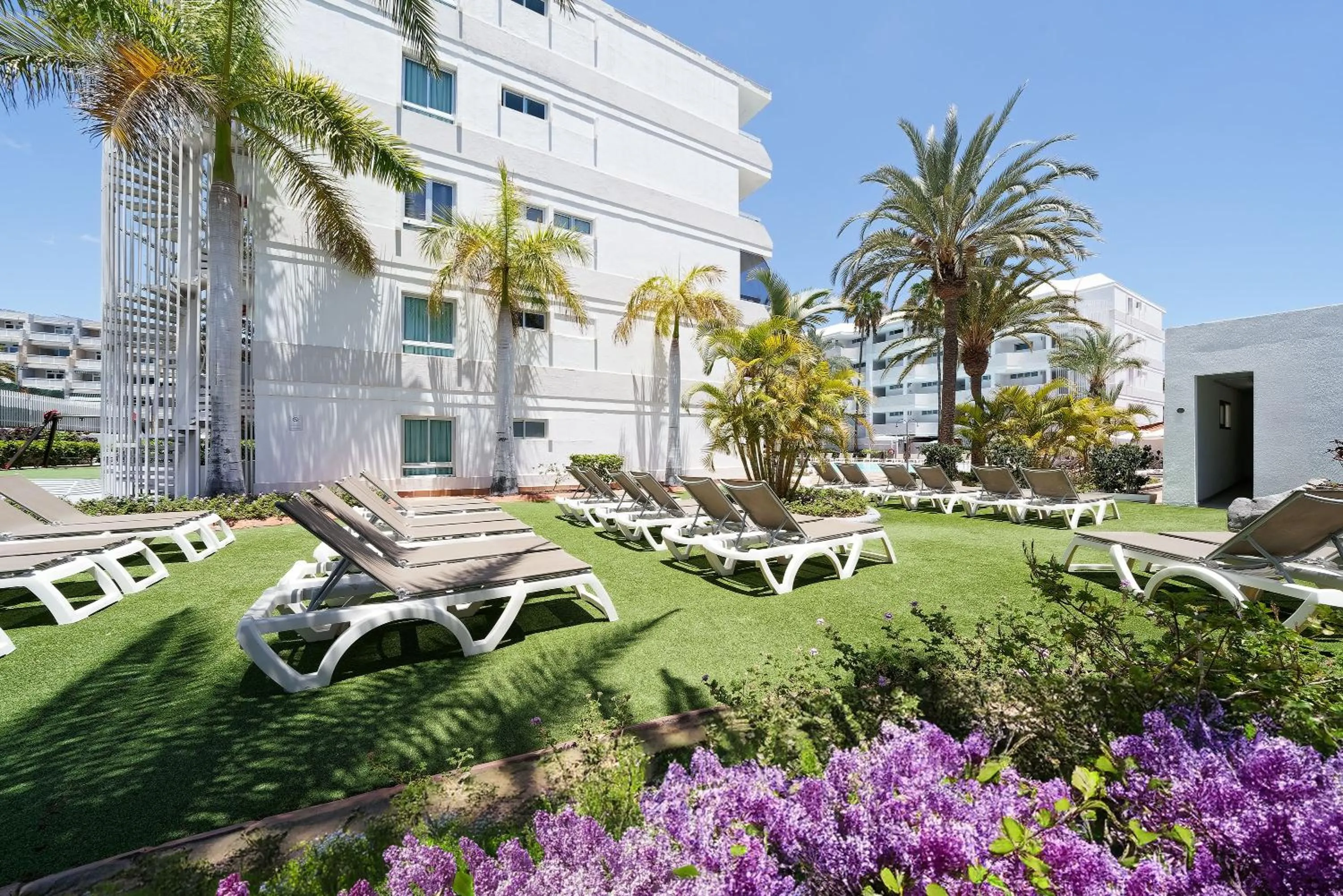 Garden in Akeah Broncemar