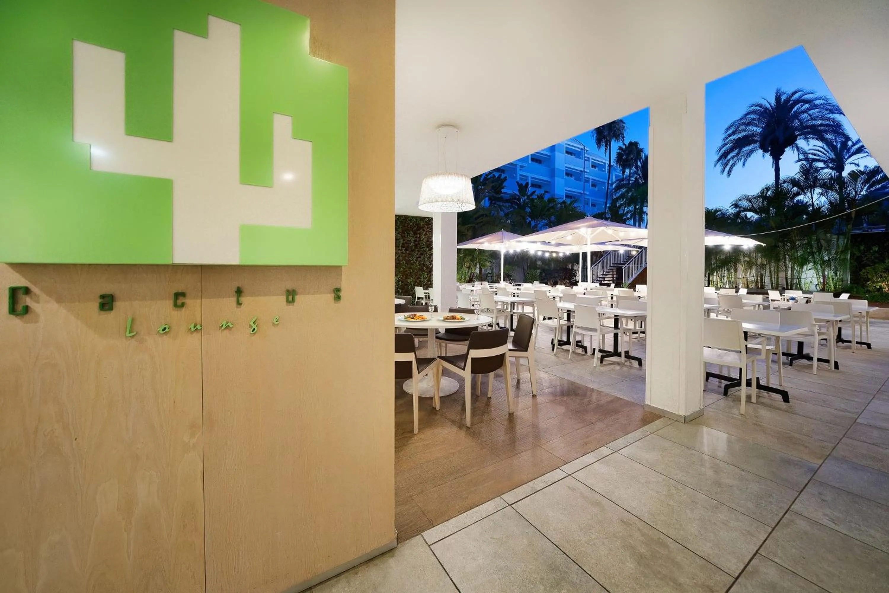 Lounge or bar in Akeah Broncemar