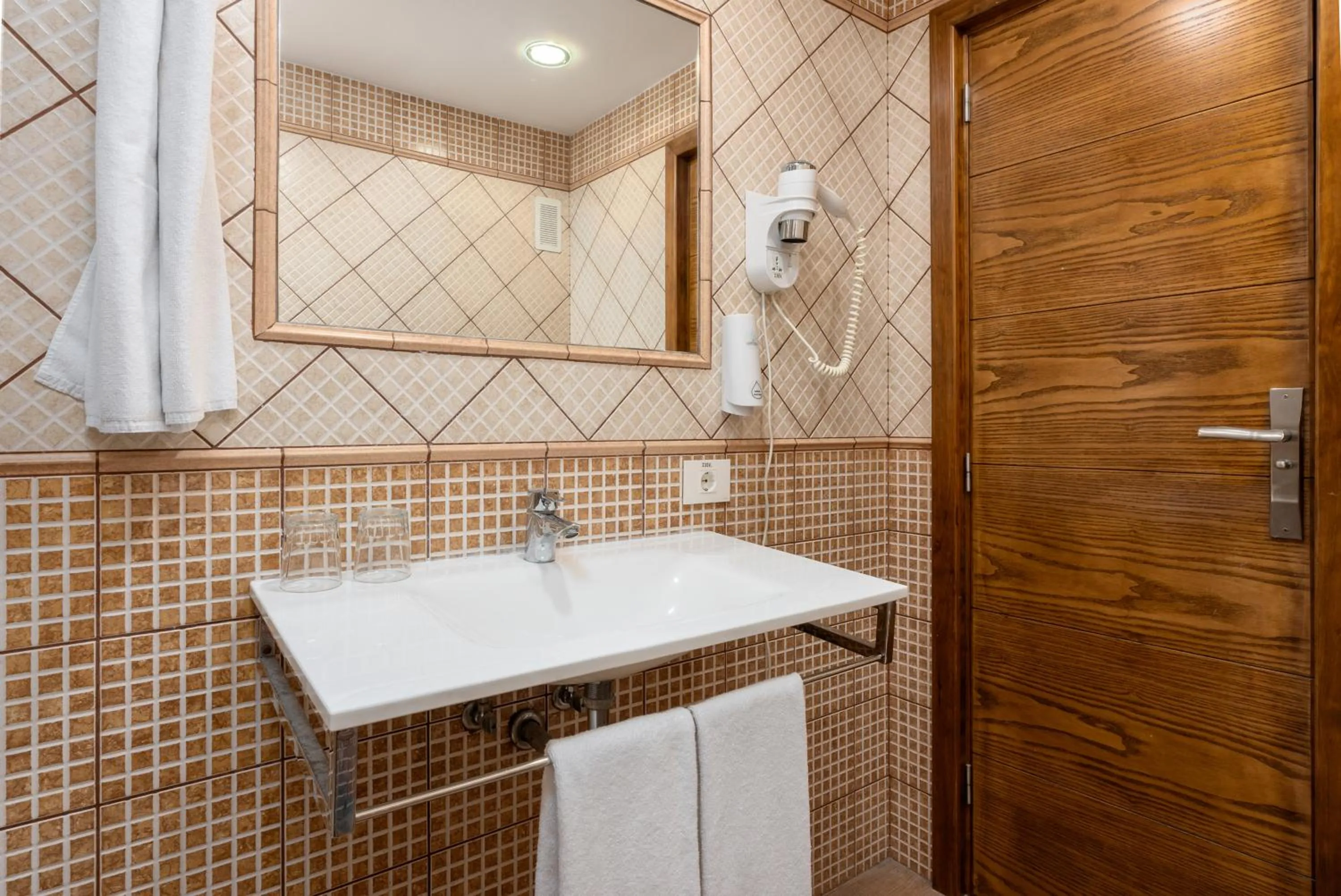 Bathroom in Akeah Broncemar