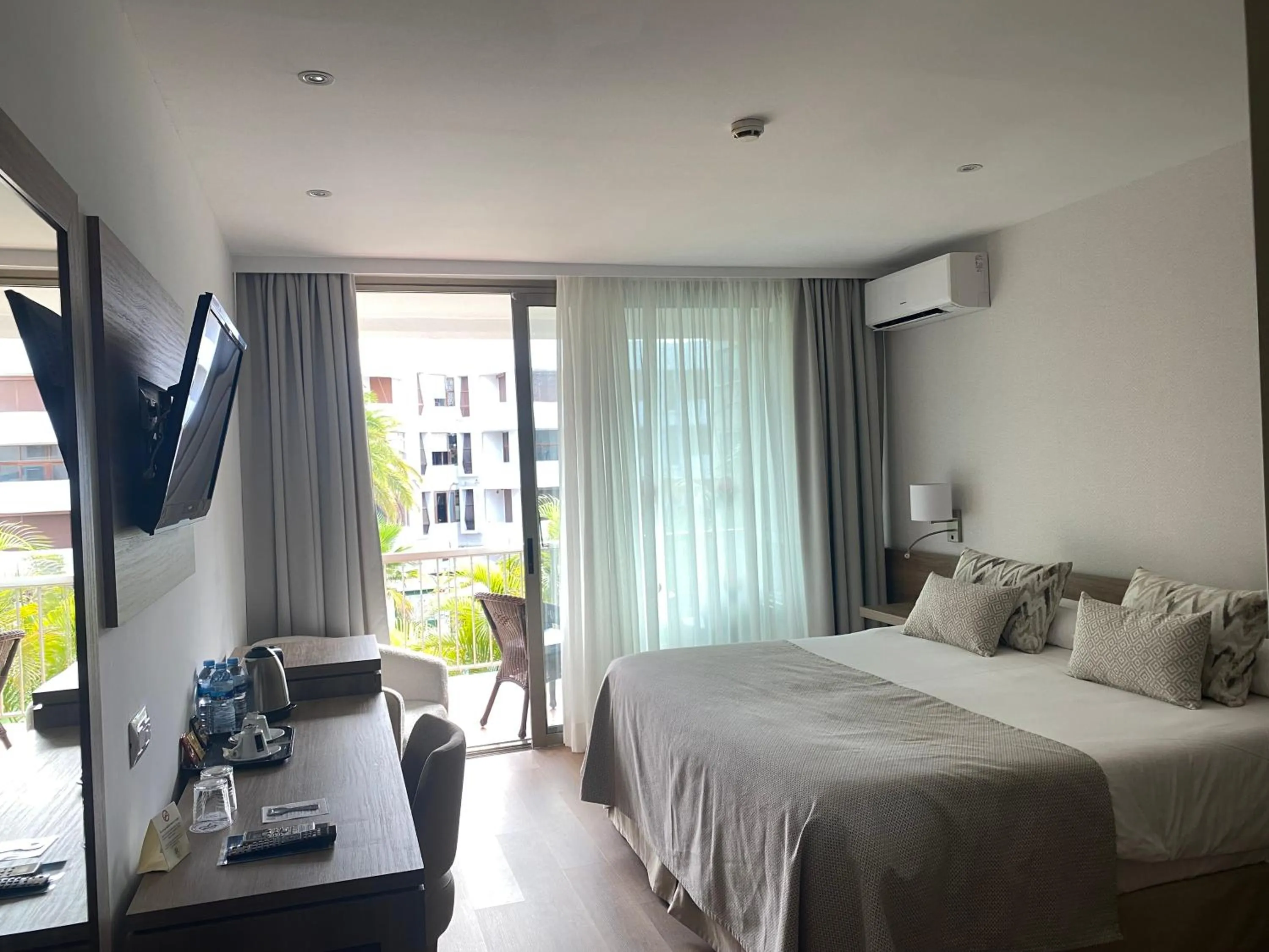 Photo of the whole room, Bed in Hotel Colon Rambla