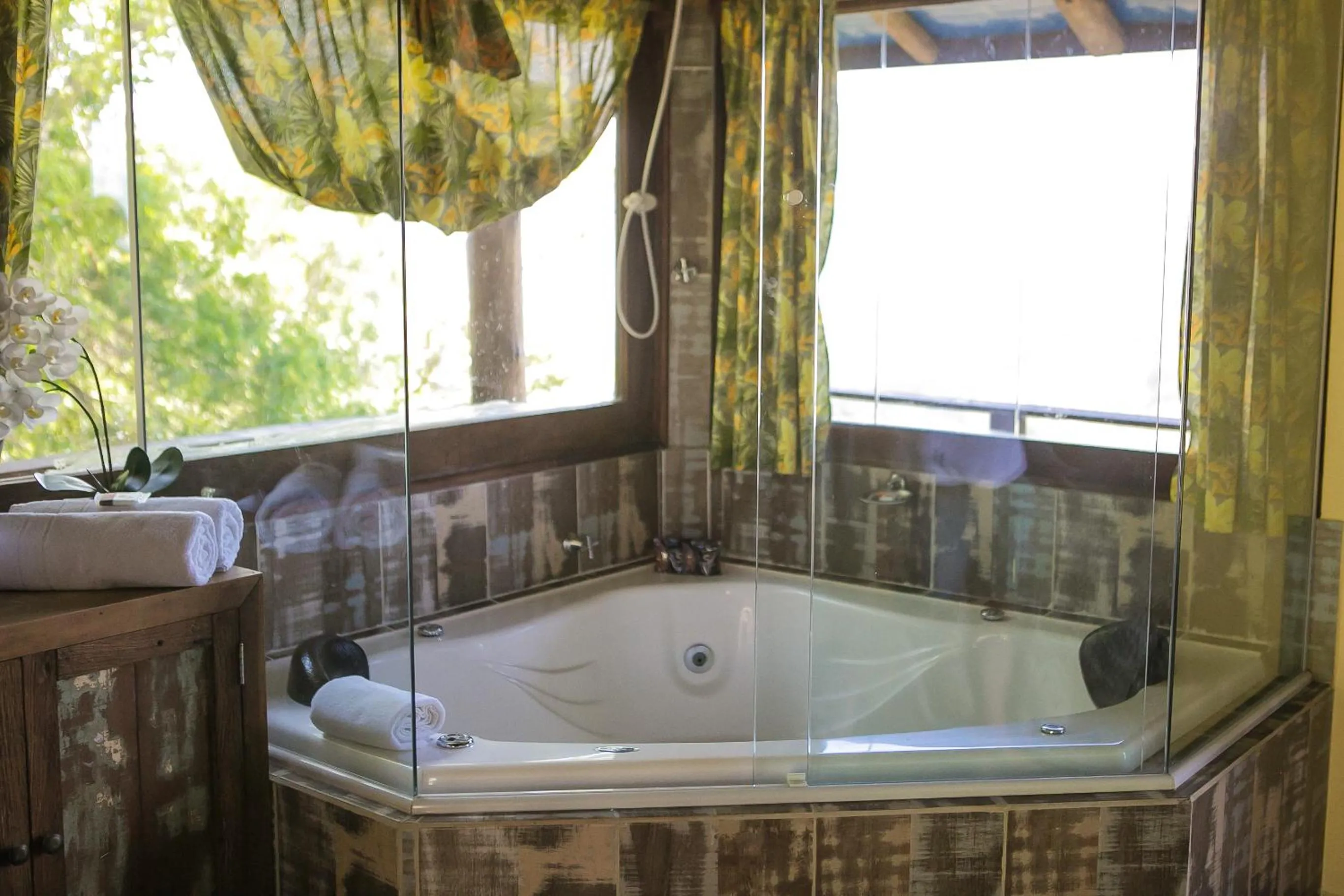 Hot Tub in Eco Mirante Hotel