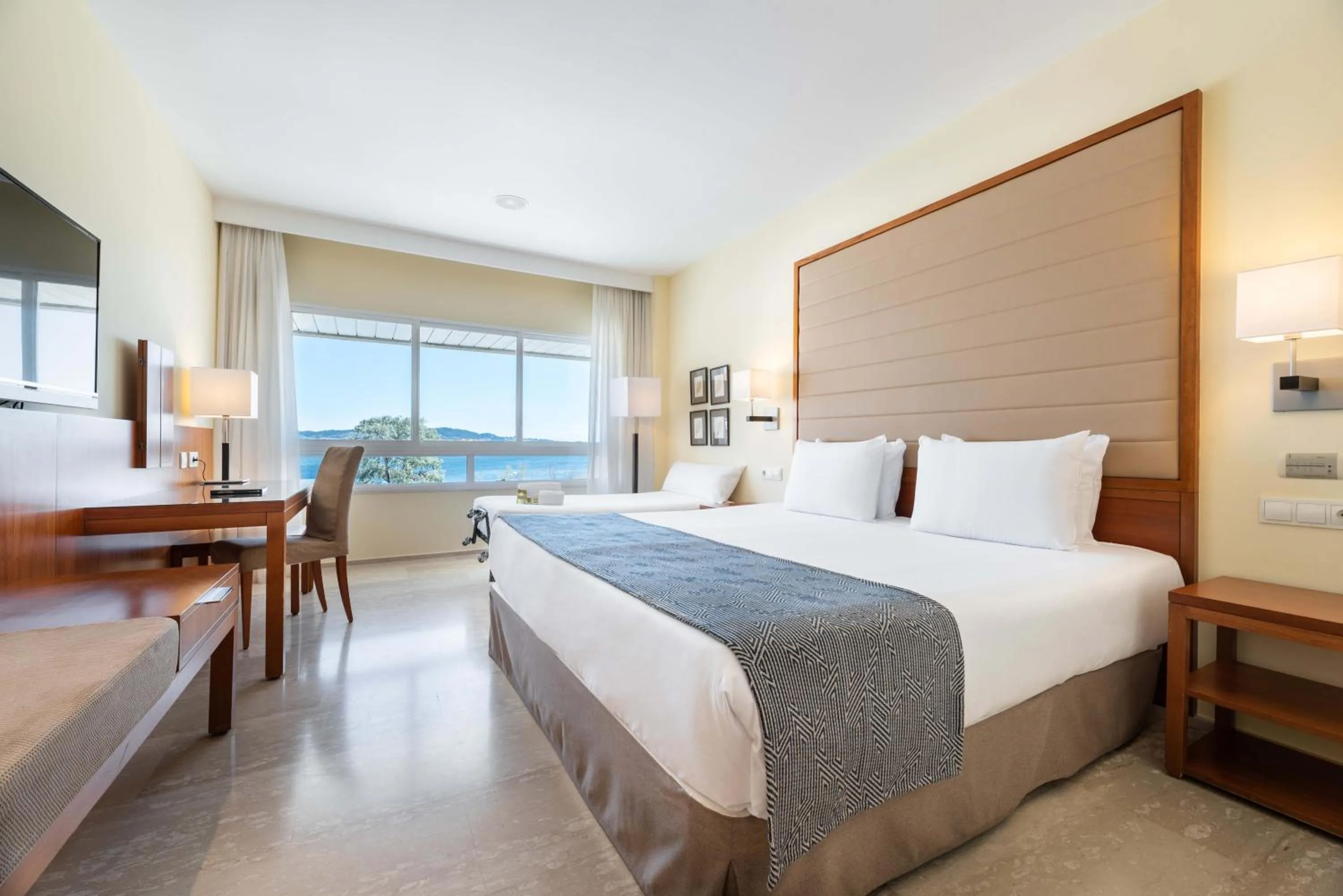 Photo of the whole room, Bed in Eurostars Isla de La Toja