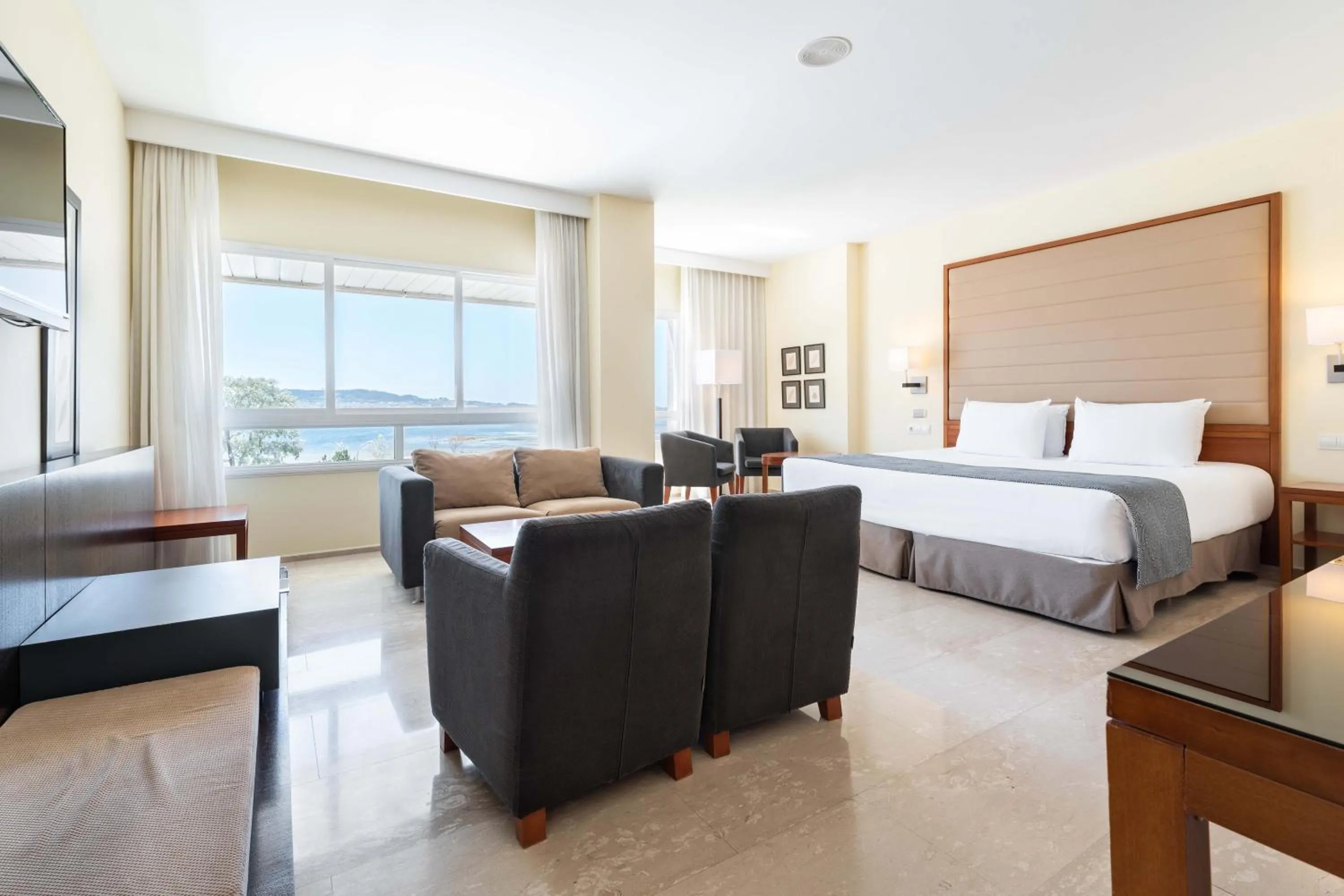 Living room, Bed in Eurostars Isla de La Toja