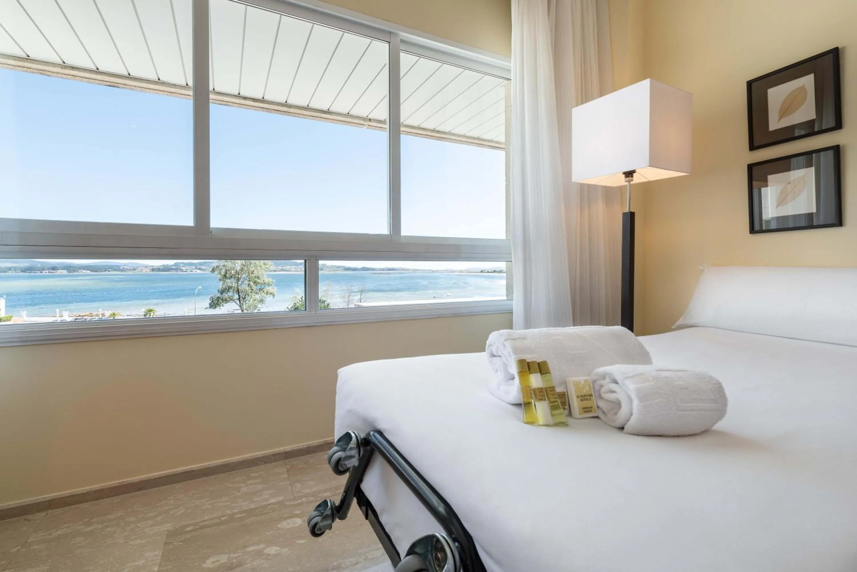 Photo of the whole room, Bed in Eurostars Isla de La Toja