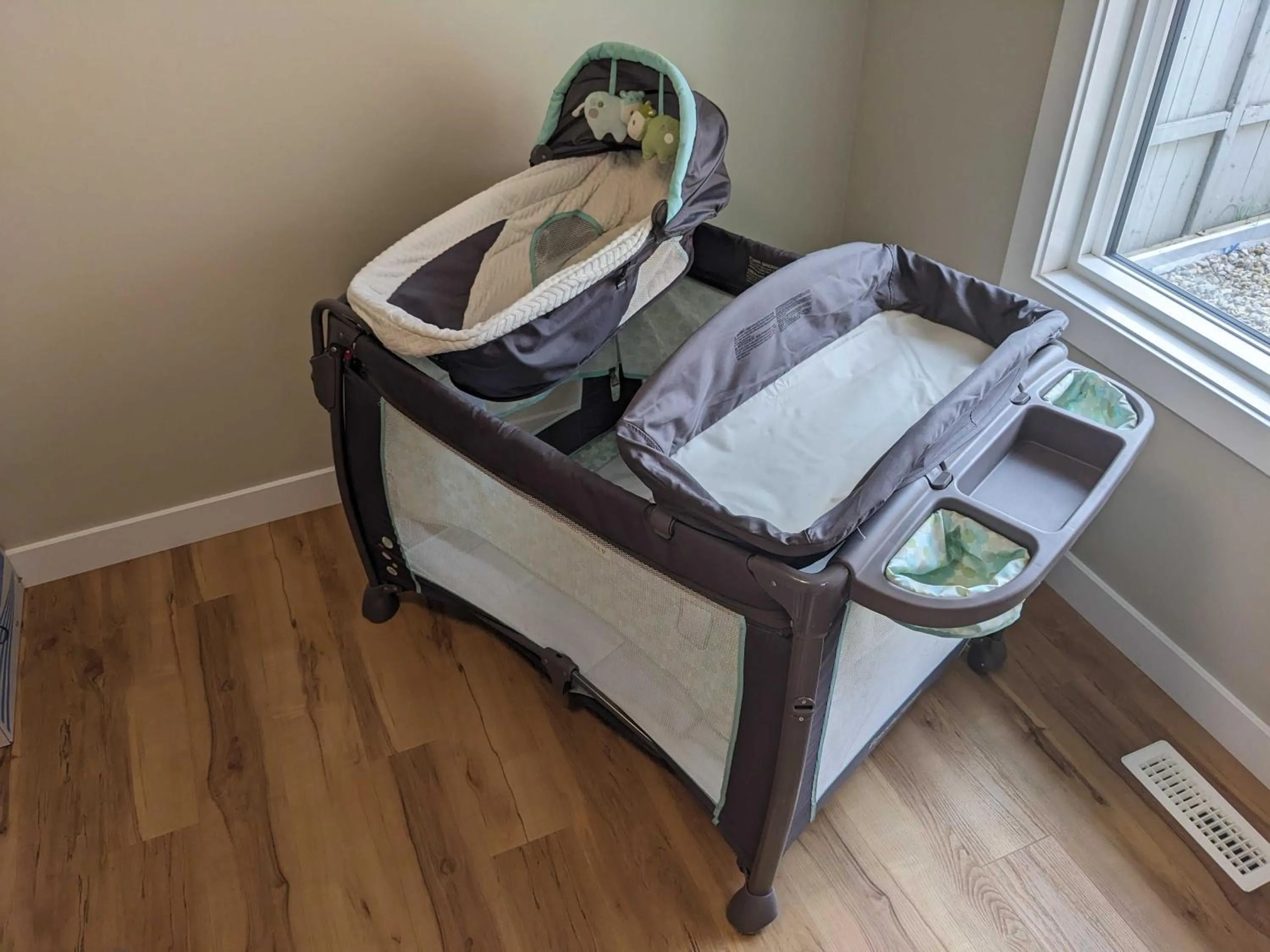 cot, Bed in NEW, Mountain Chic Suite, Whyte Avenue, Netflix, WiFi, Sleeps 6