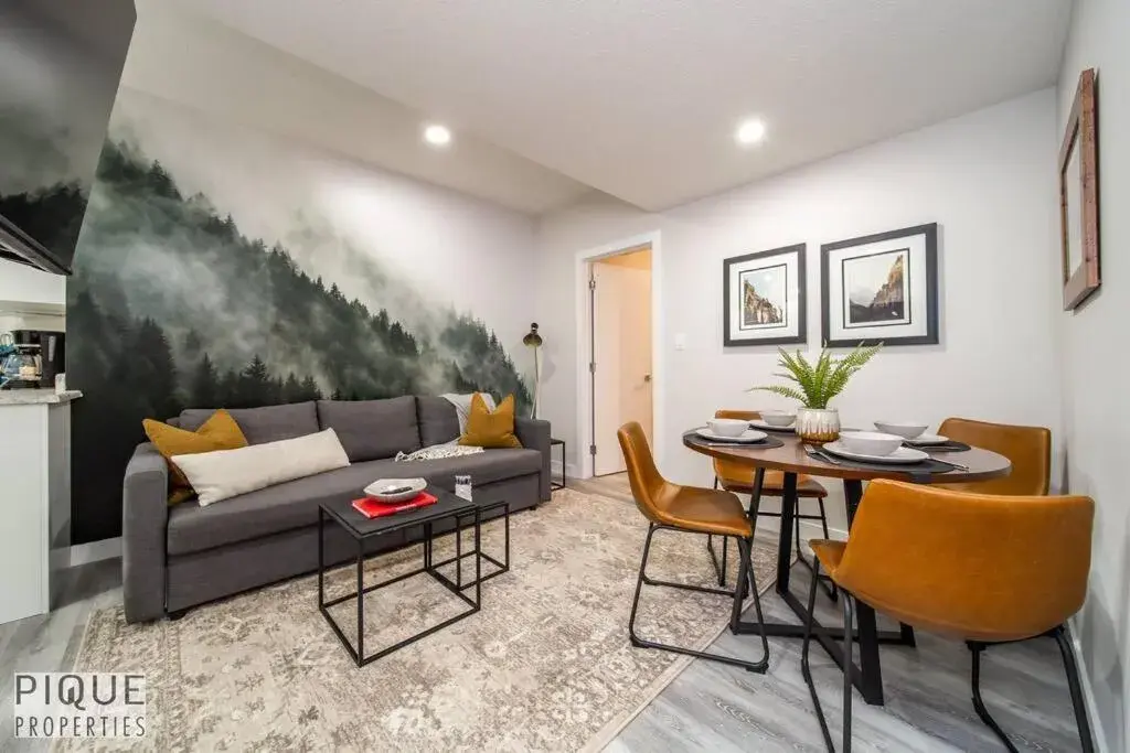 NEW, Mountain Chic Suite, Whyte Avenue, Netflix, WiFi, Sleeps 6 NEW, Mountain Chic Suite, Whyte Avenue, Netflix, WiFi, Sleeps 6