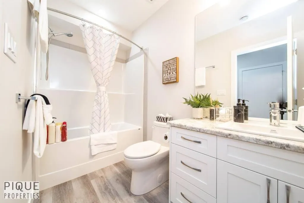 Shower in NEW, Mountain Chic Suite, Whyte Avenue, Netflix, WiFi, Sleeps 6