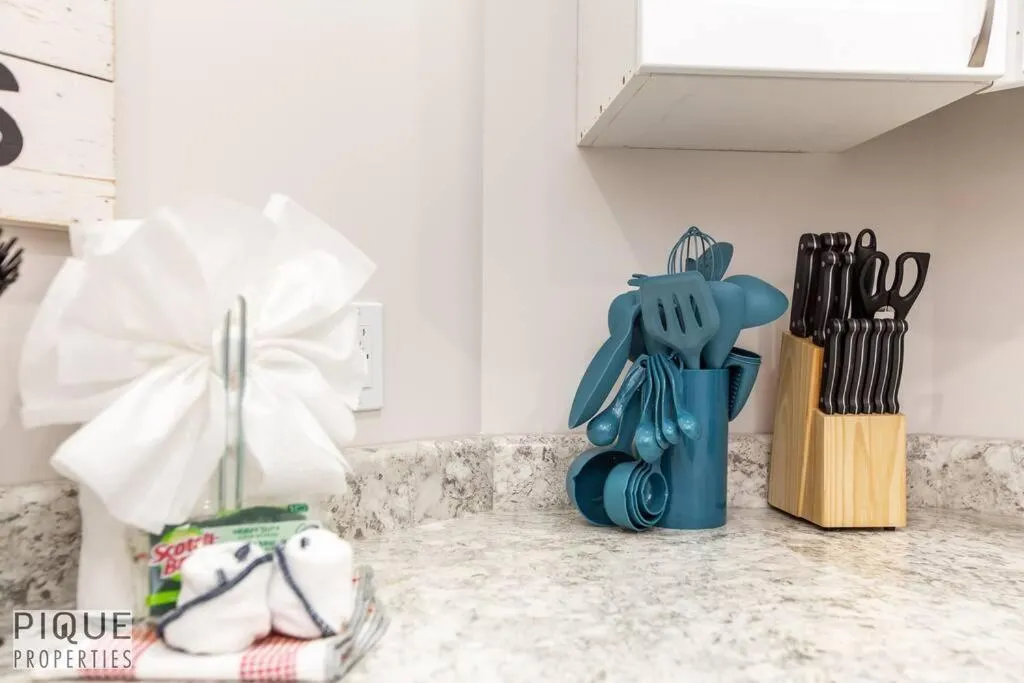 Kitchen or kitchenette in NEW, Mountain Chic Suite, Whyte Avenue, Netflix, WiFi, Sleeps 6