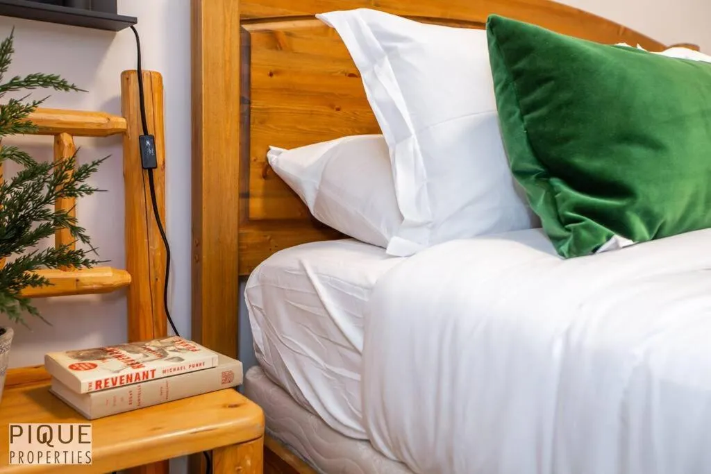 Bed in NEW, Mountain Chic Suite, Whyte Avenue, Netflix, WiFi, Sleeps 6