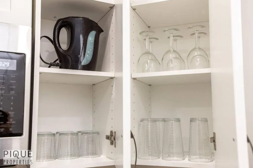 NEW, Mountain Chic Suite, Whyte Avenue, Netflix, WiFi, Sleeps 6