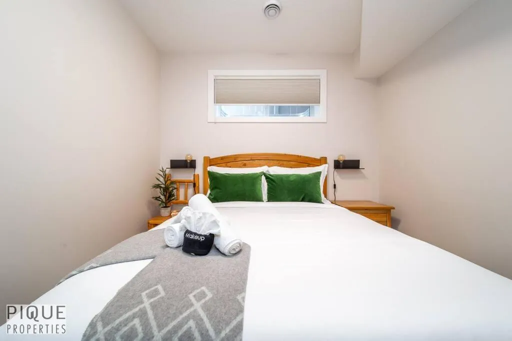 Bed in NEW, Mountain Chic Suite, Whyte Avenue, Netflix, WiFi, Sleeps 6