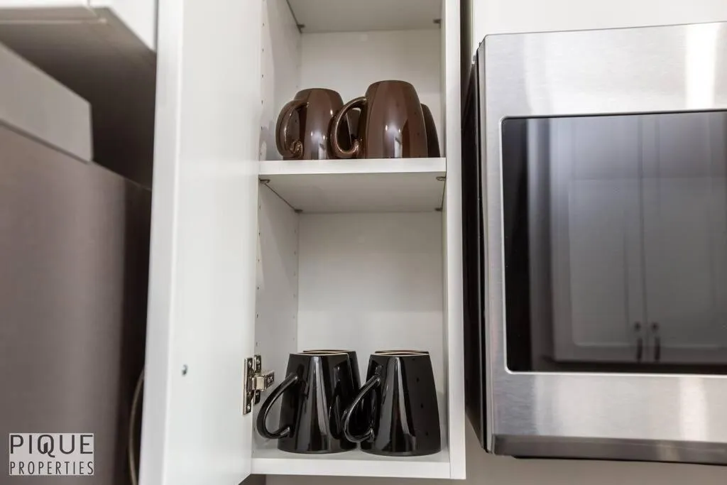 NEW, Mountain Chic Suite, Whyte Avenue, Netflix, WiFi, Sleeps 6