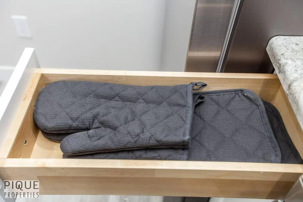 NEW, Mountain Chic Suite, Whyte Avenue, Netflix, WiFi, Sleeps 6