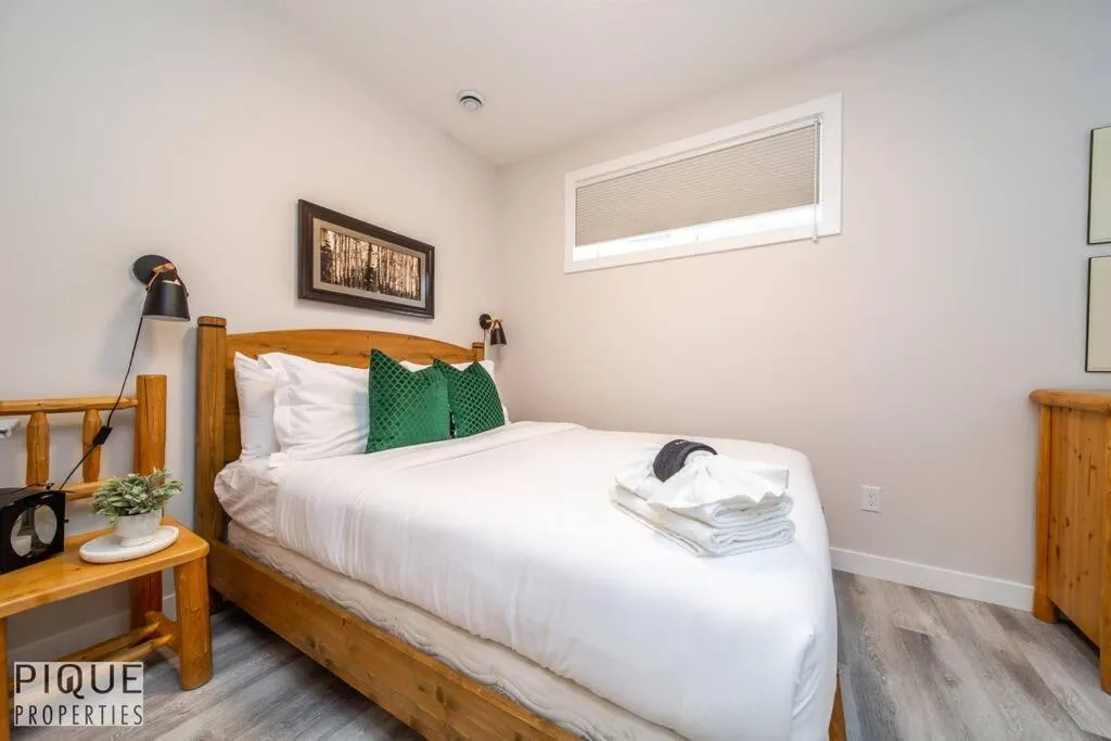 Bed in NEW, Mountain Chic Suite, Whyte Avenue, Netflix, WiFi, Sleeps 6