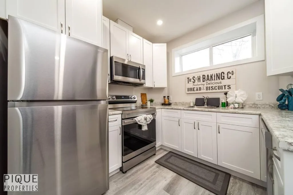 Kitchen or kitchenette in NEW, Mountain Chic Suite, Whyte Avenue, Netflix, WiFi, Sleeps 6