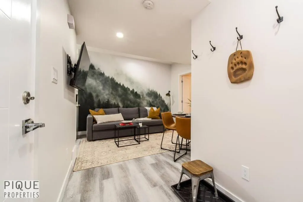 Living room in NEW, Mountain Chic Suite, Whyte Avenue, Netflix, WiFi, Sleeps 6