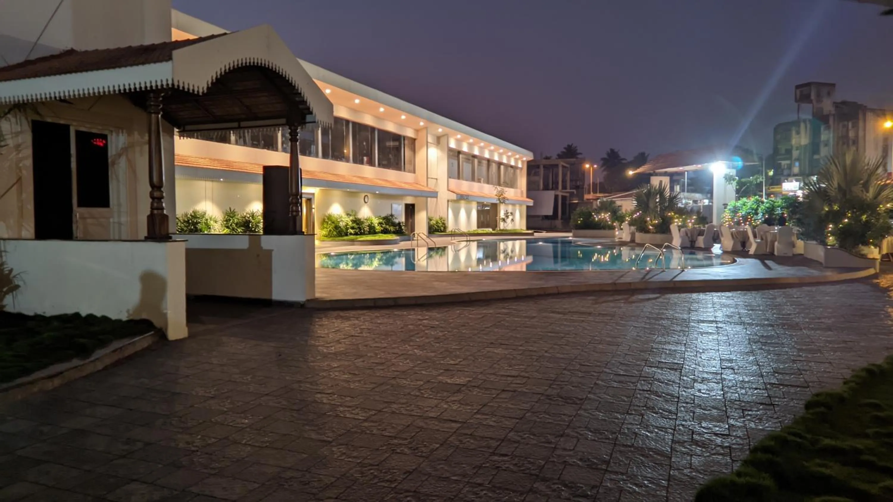 Swimming pool in Mayur Belgaum Presidency Hotel & Spa
