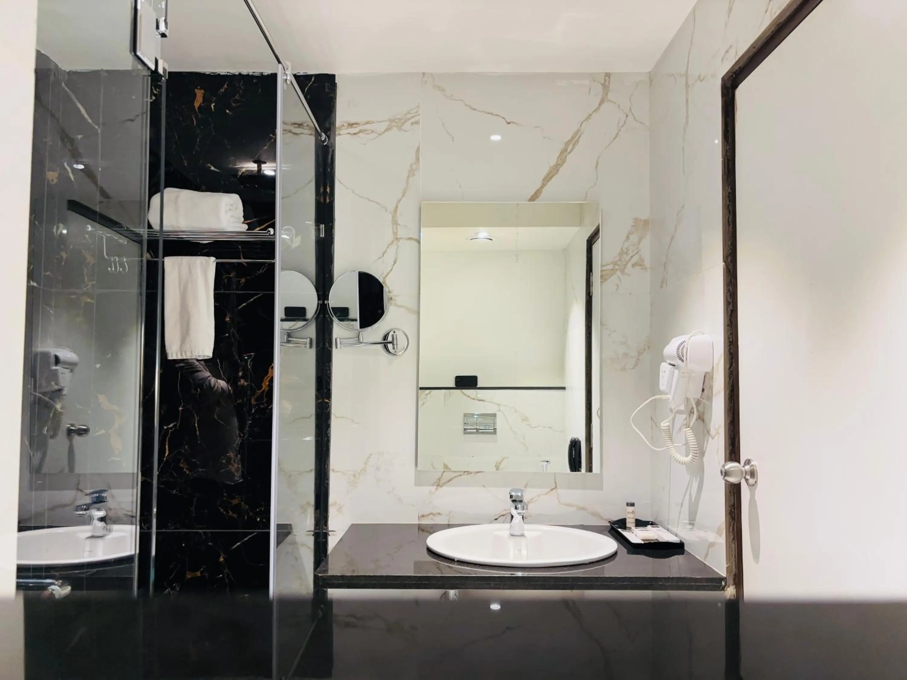 Shower in Mayur Belgaum Presidency Hotel & Spa