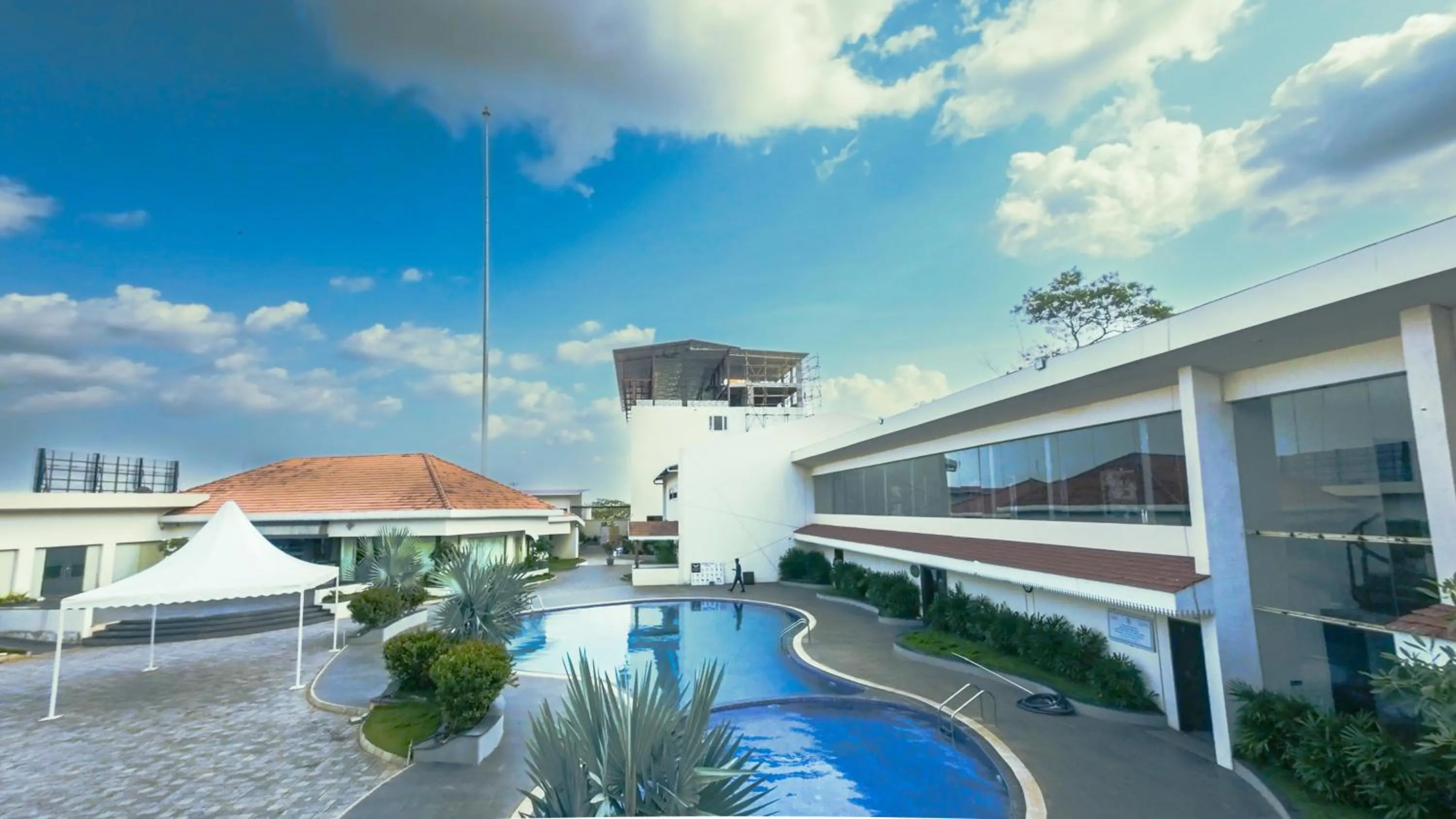 Swimming pool in Mayur Belgaum Presidency Hotel & Spa