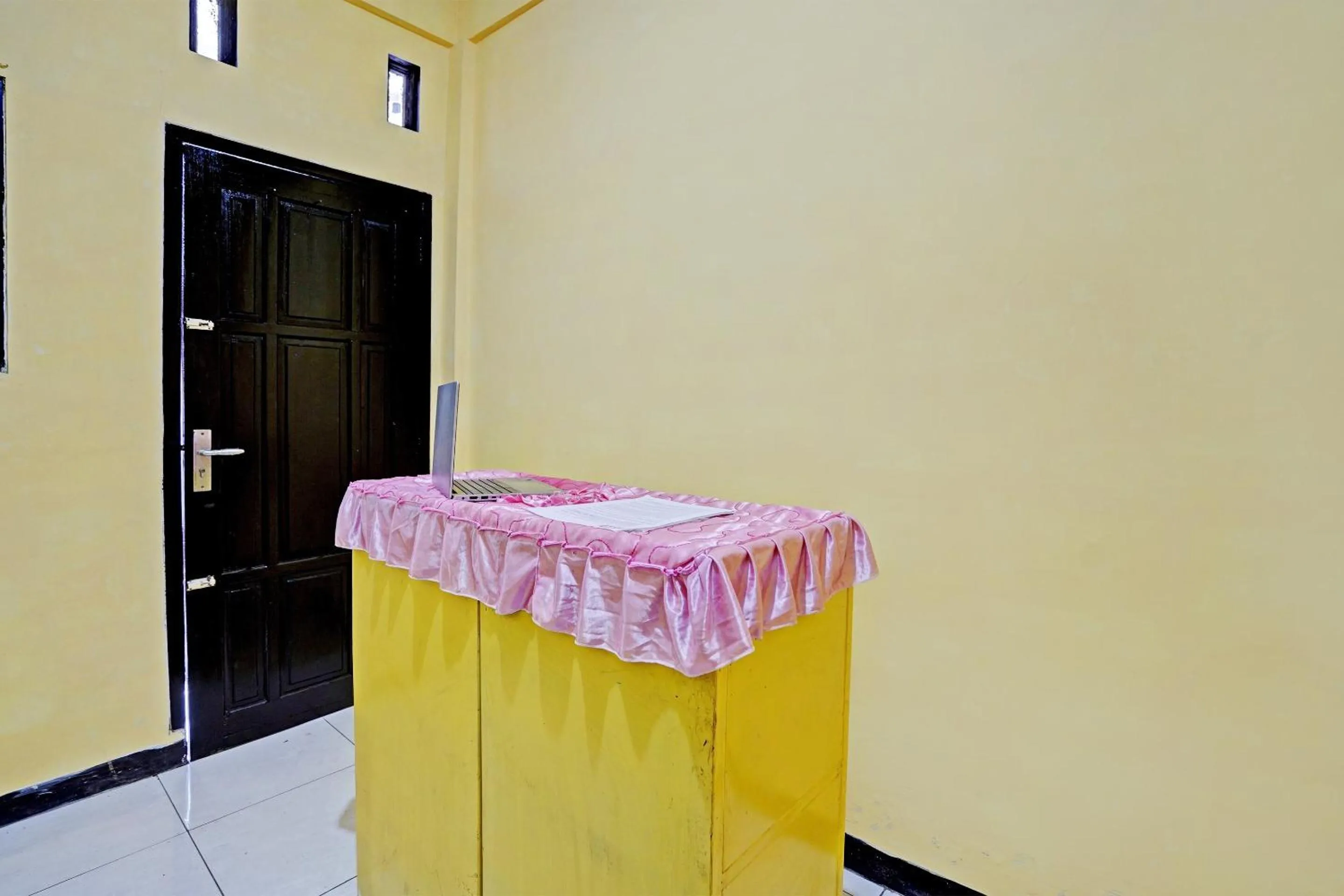 Lobby or reception in OYO Life 91947 Kost Barokah Syariah