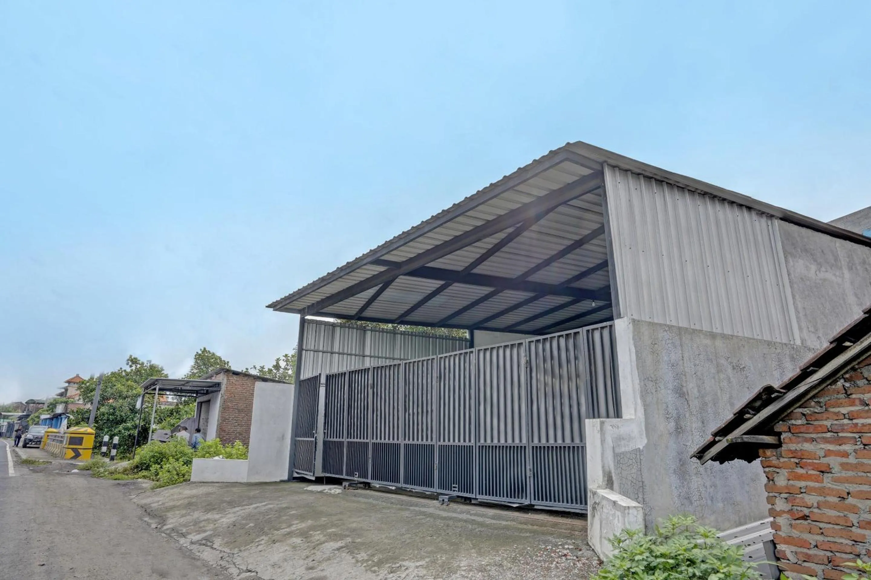 Facade/entrance in OYO Life 91947 Kost Barokah Syariah