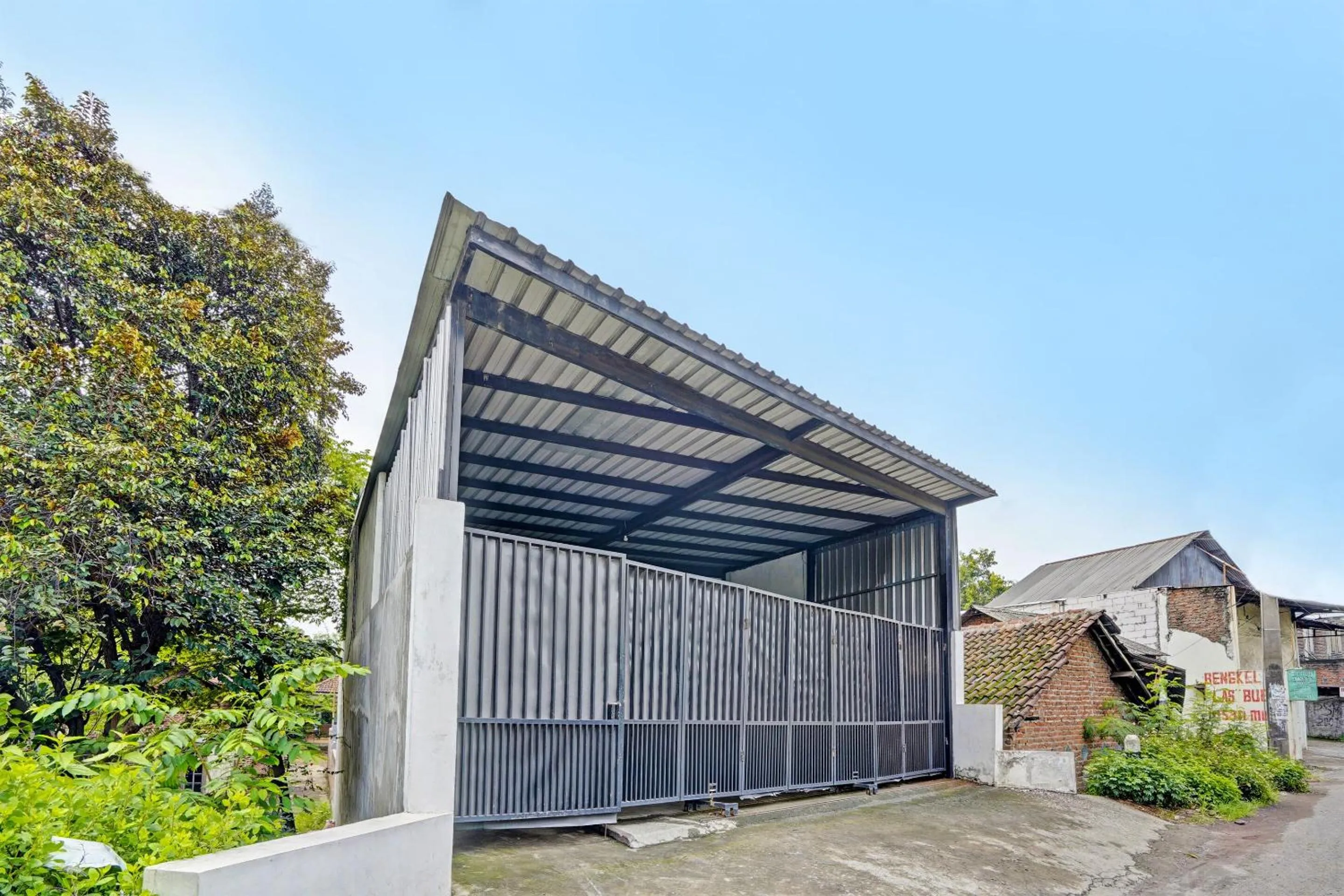 Facade/entrance in OYO Life 91947 Kost Barokah Syariah