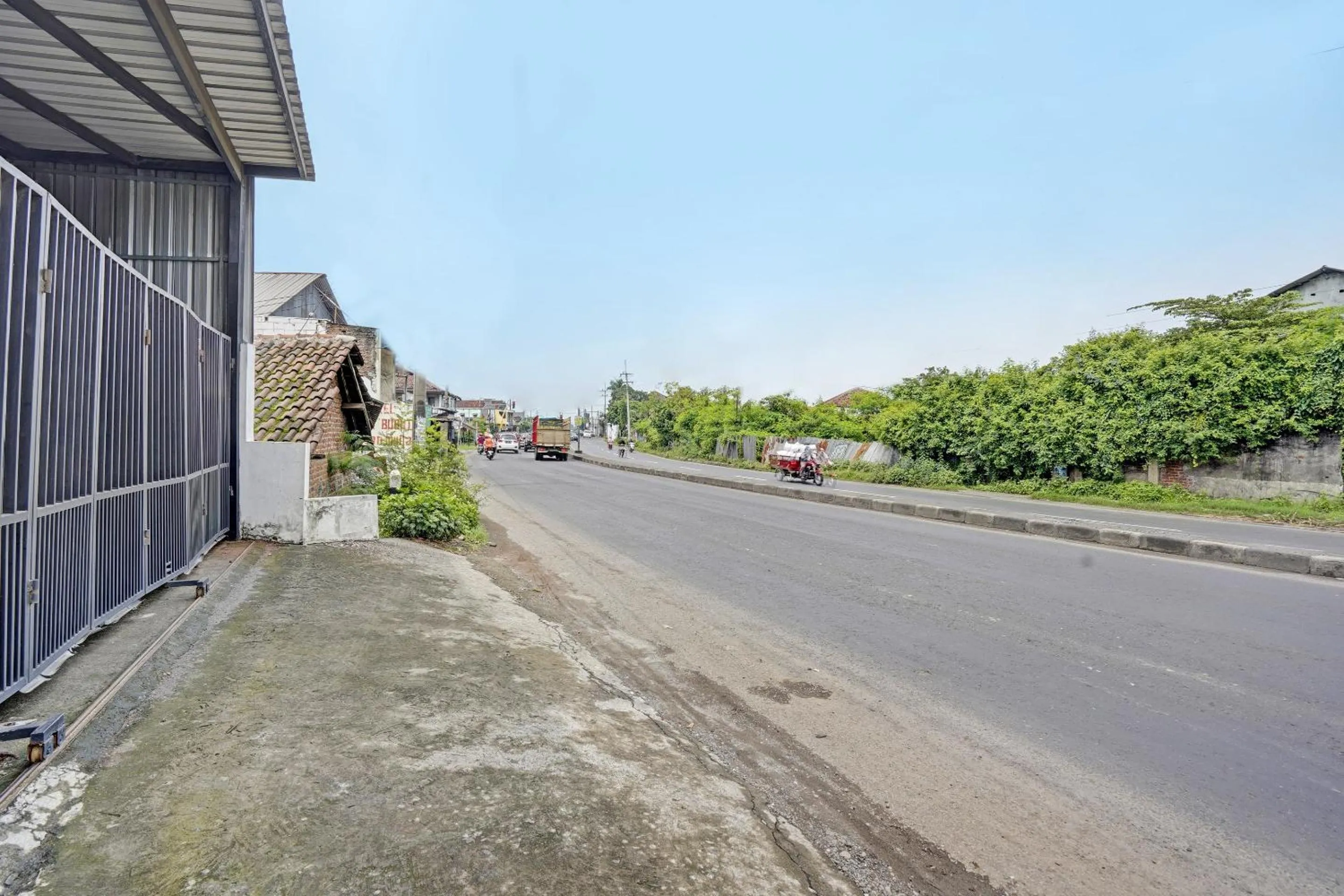 Facade/entrance in OYO Life 91947 Kost Barokah Syariah