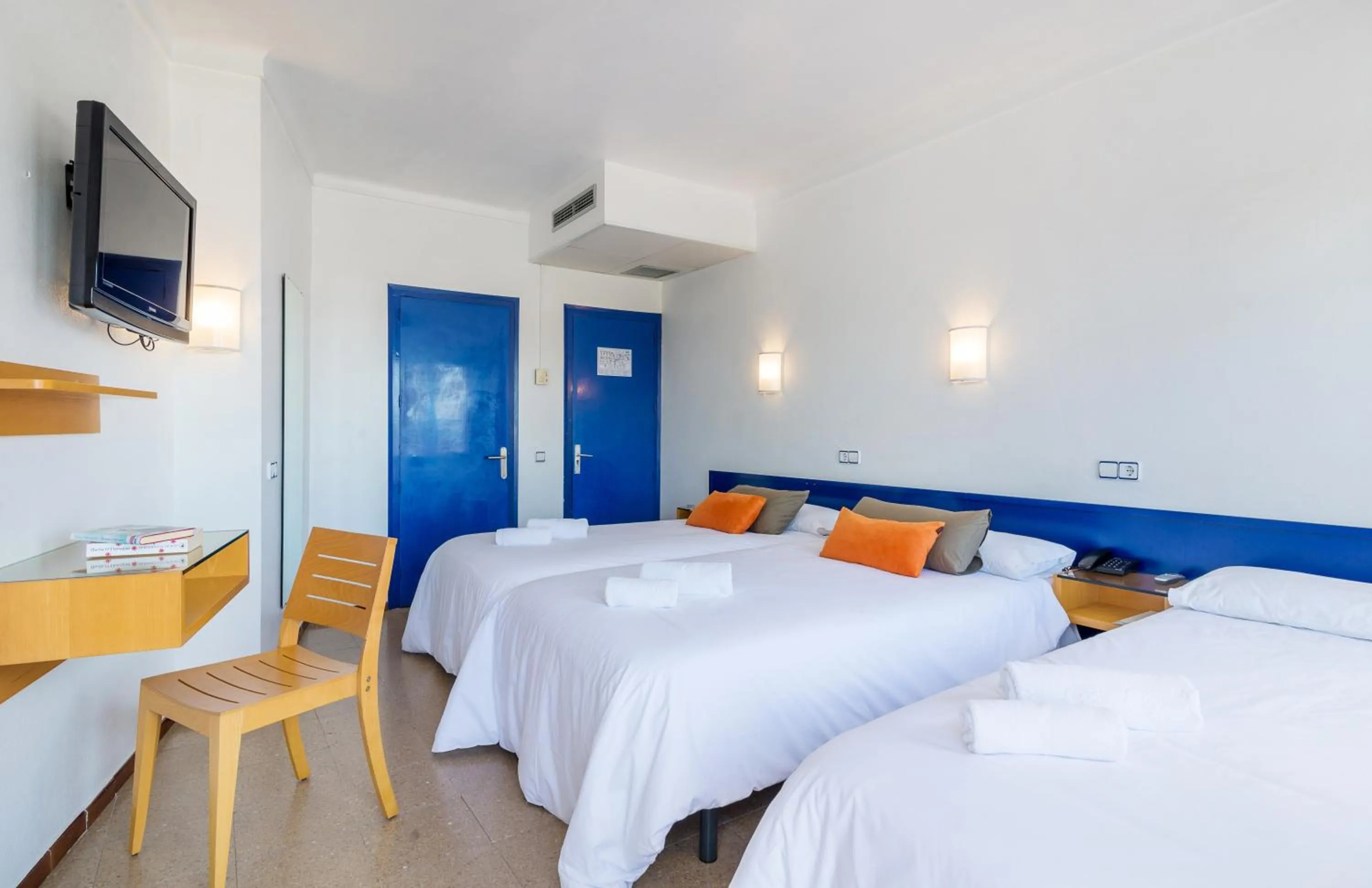 Photo of the whole room in Hotel & Diving Les Illes