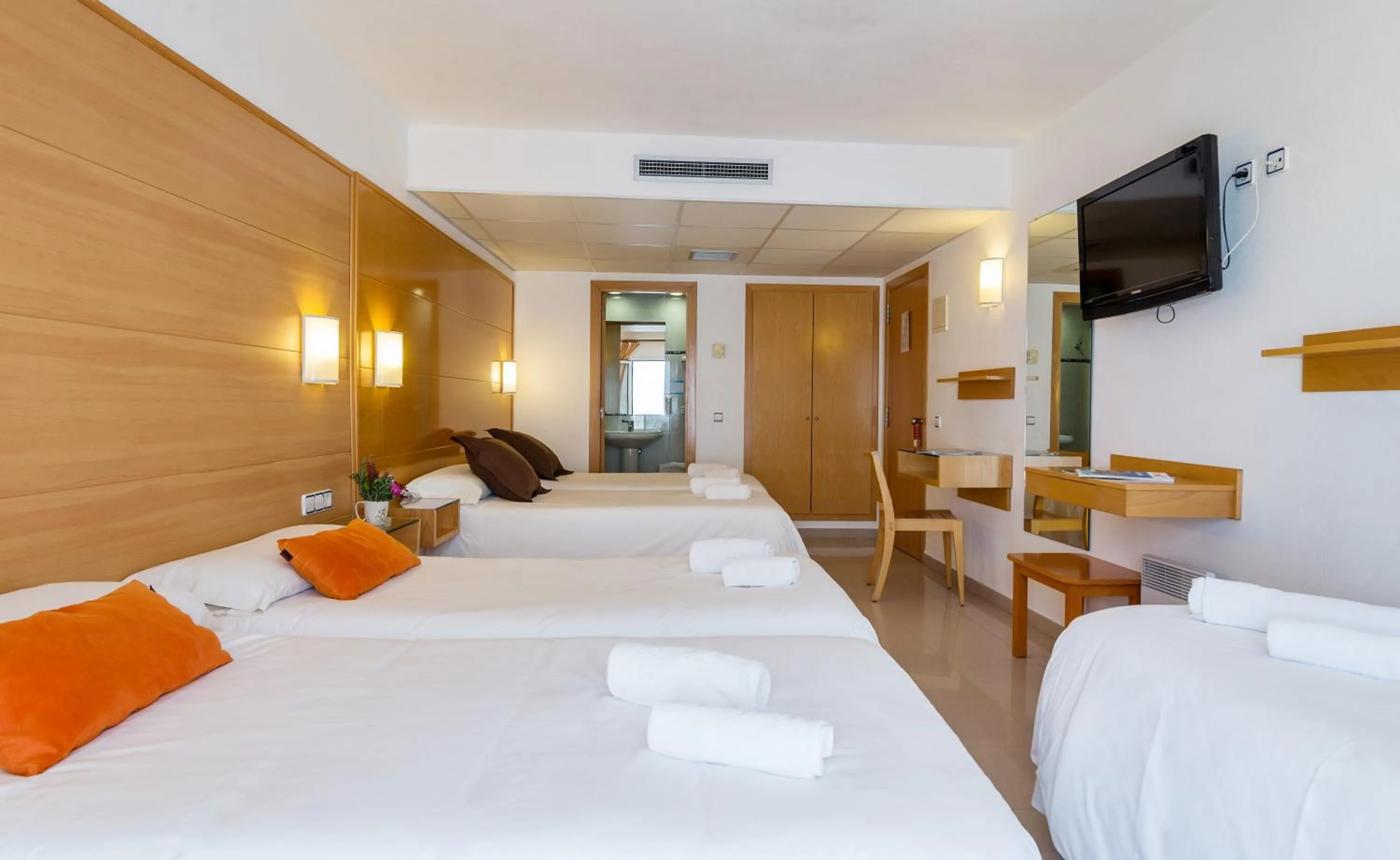 Photo of the whole room in Hotel & Diving Les Illes