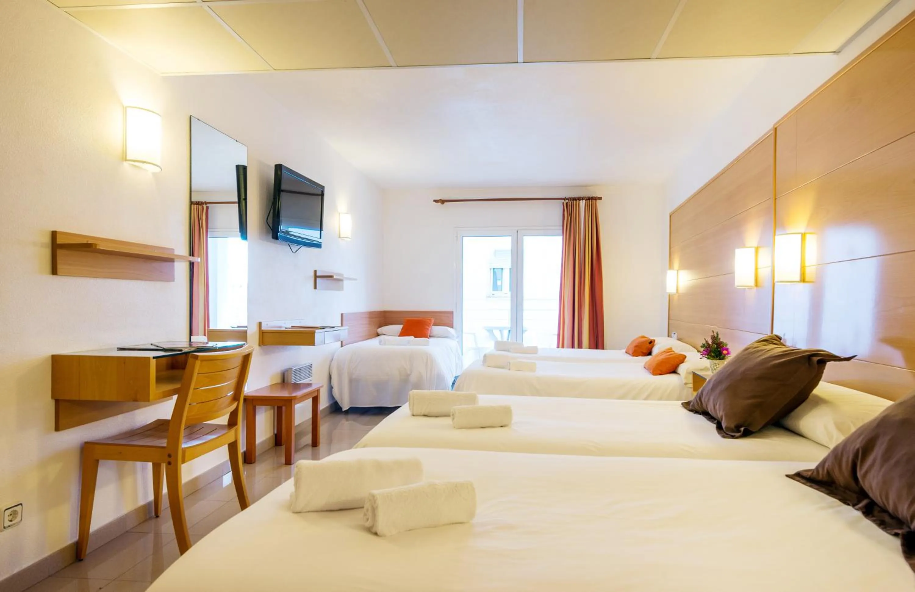 Photo of the whole room in Hotel & Diving Les Illes