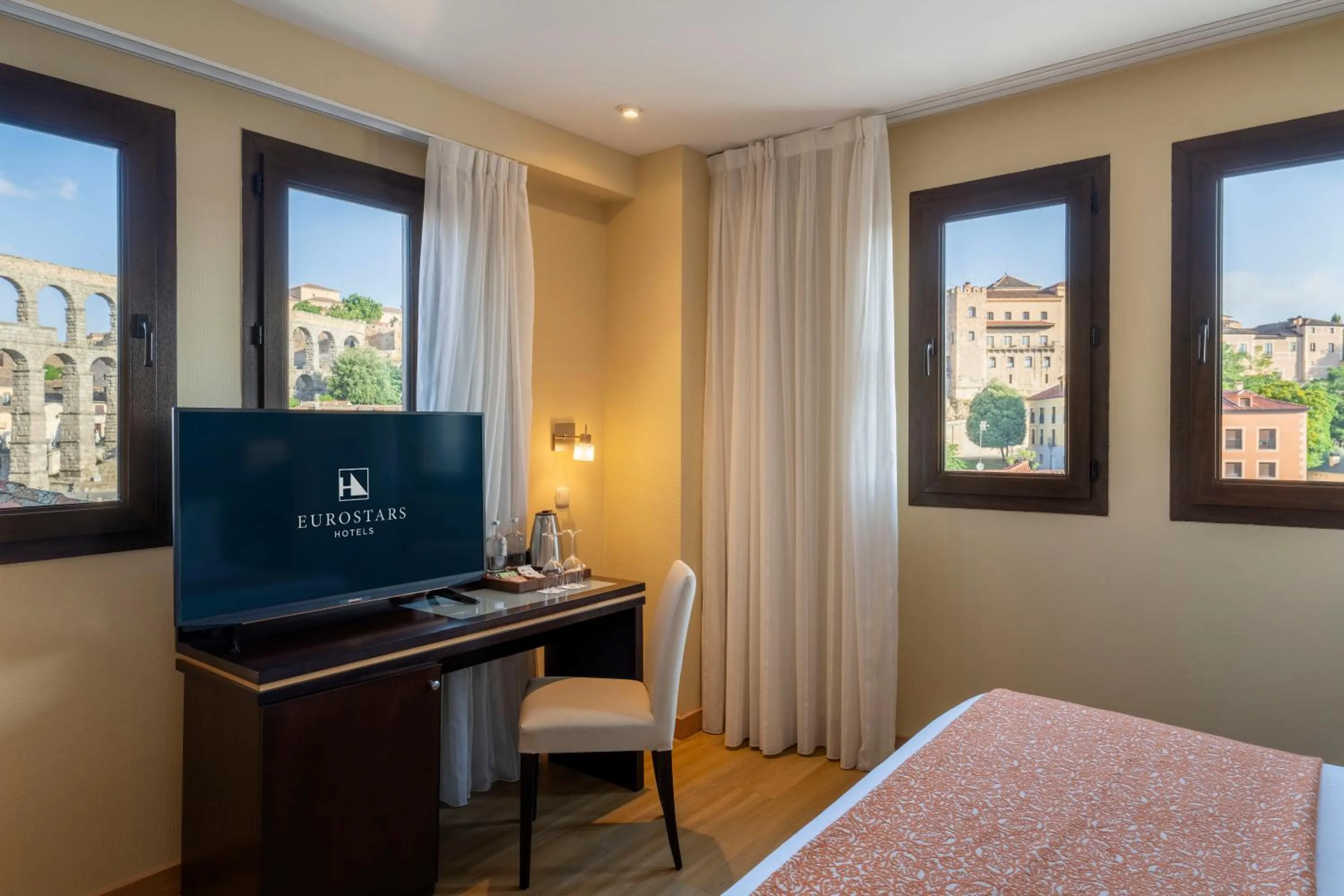 Bedroom, Bed in Eurostars Plaza Acueducto