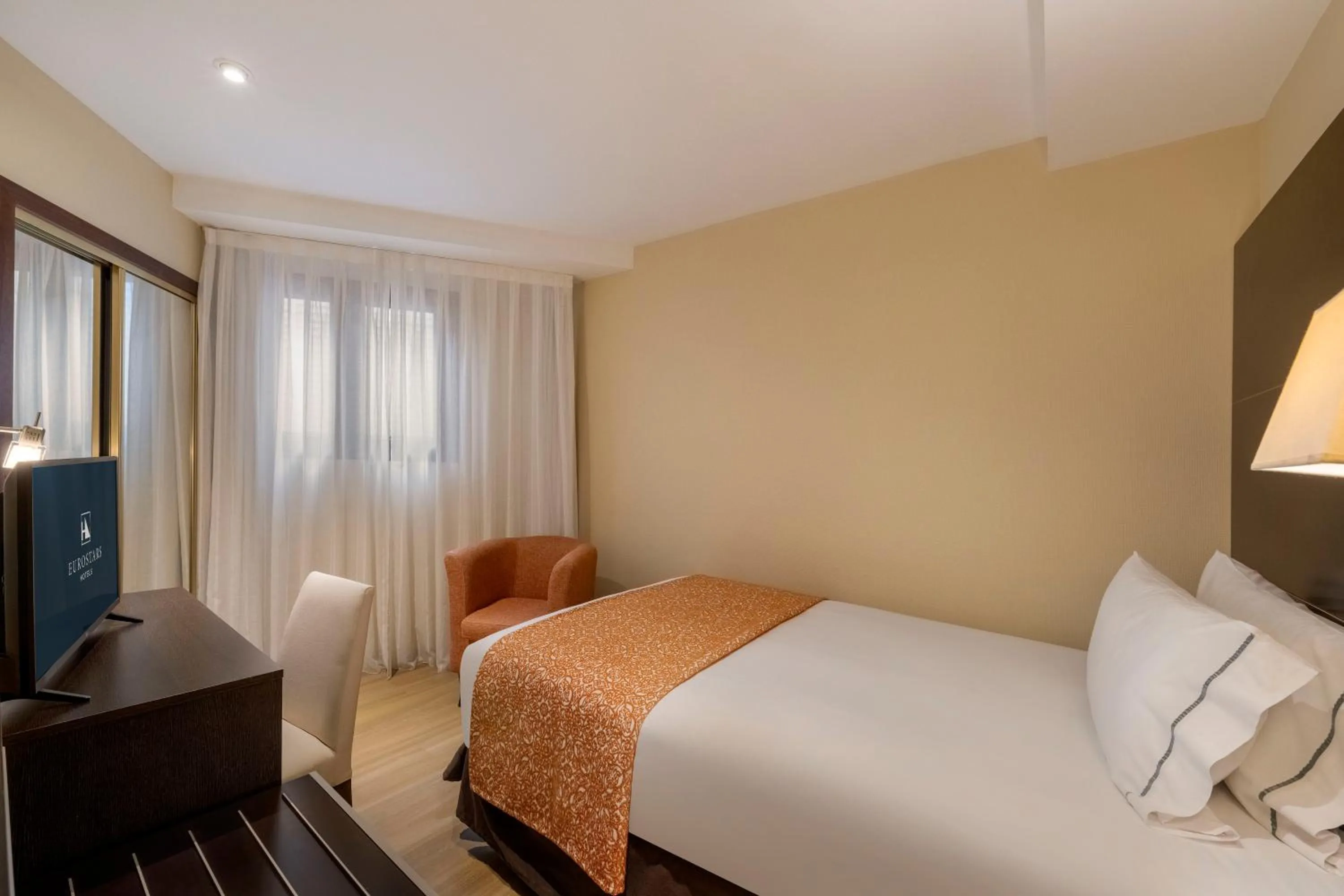 Bedroom, Bed in Eurostars Plaza Acueducto