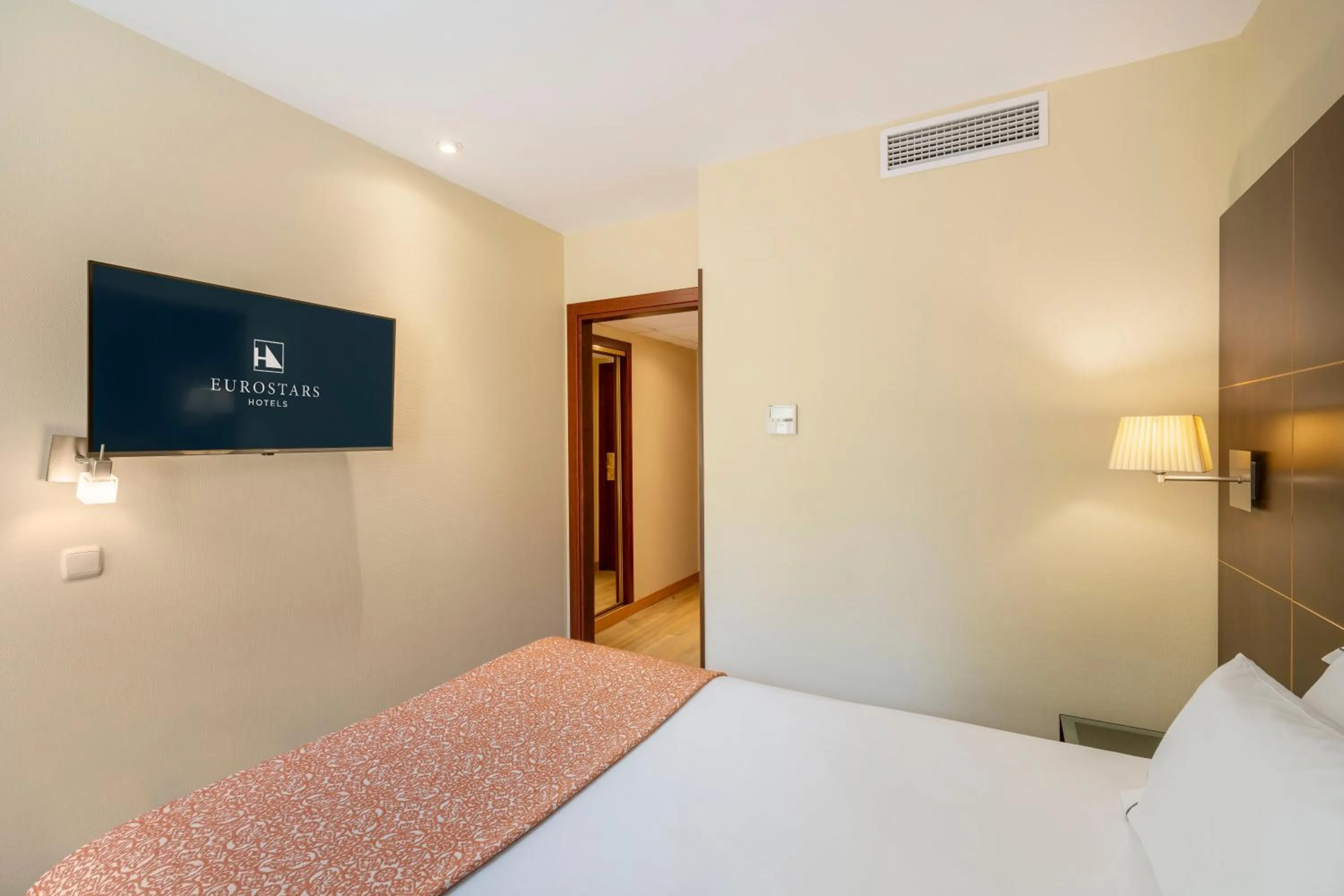 Bedroom, Bed in Eurostars Plaza Acueducto