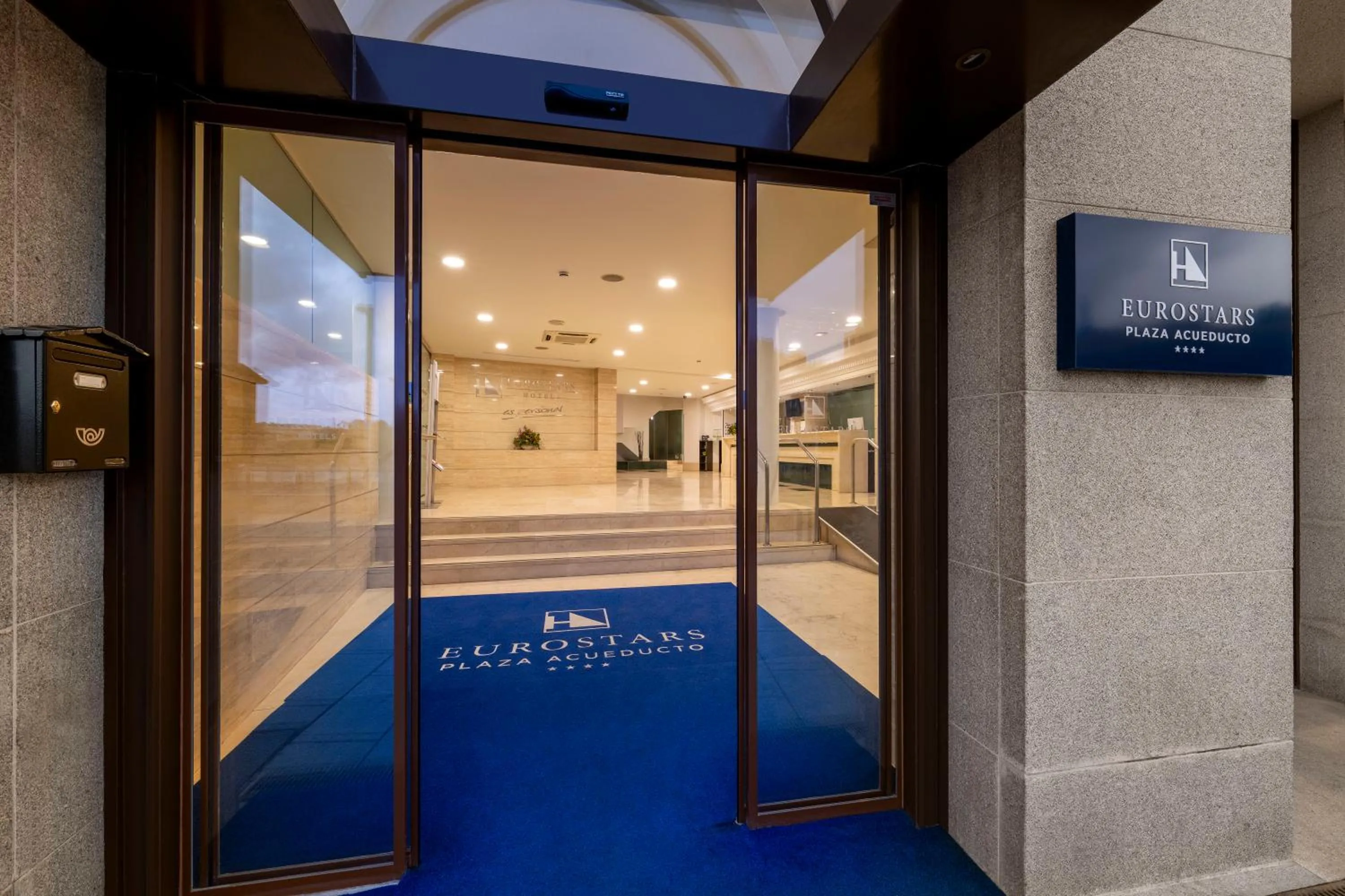 Lobby or reception in Eurostars Plaza Acueducto