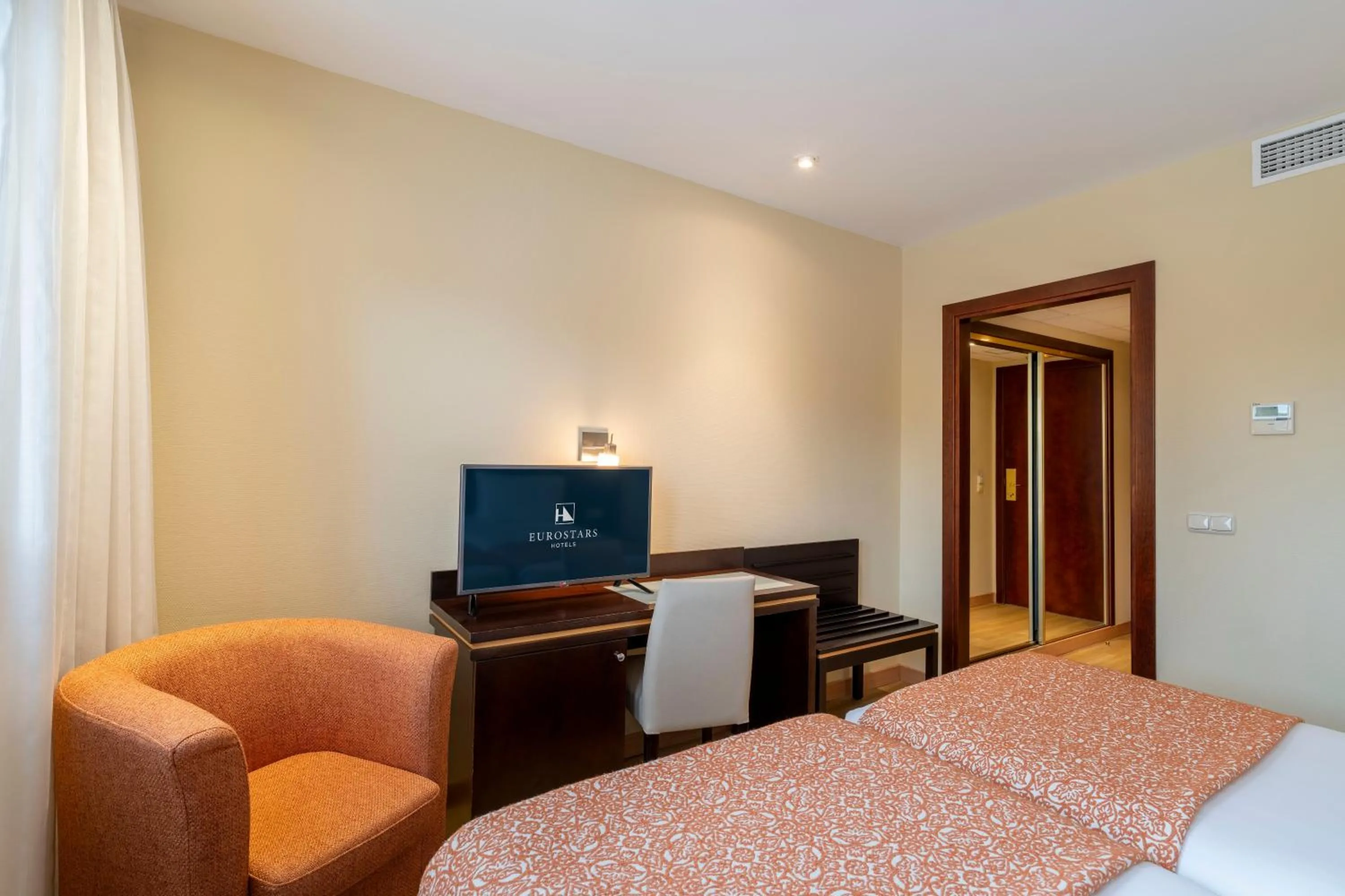 Bedroom, Bed in Eurostars Plaza Acueducto