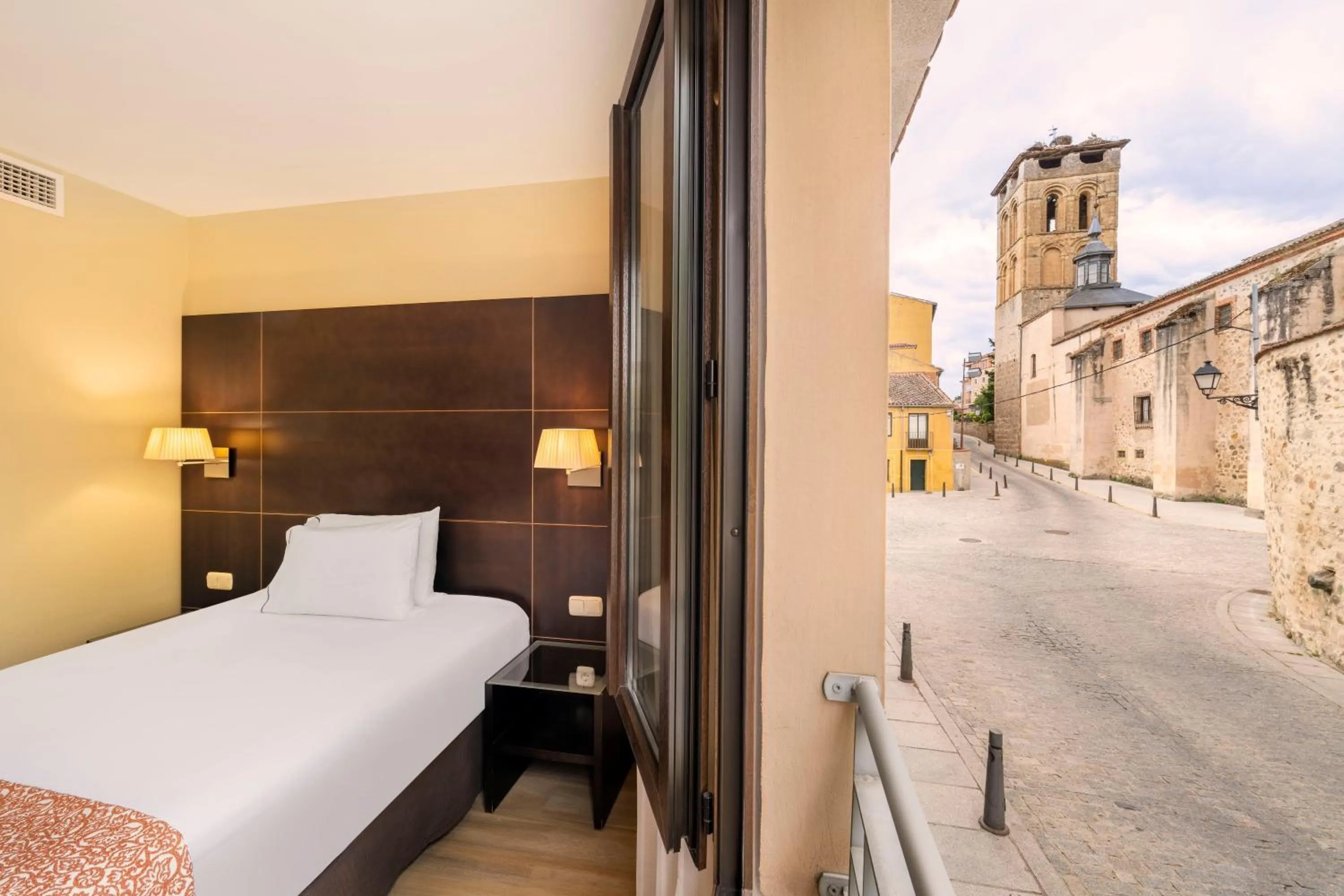 Photo of the whole room, Bed in Eurostars Plaza Acueducto