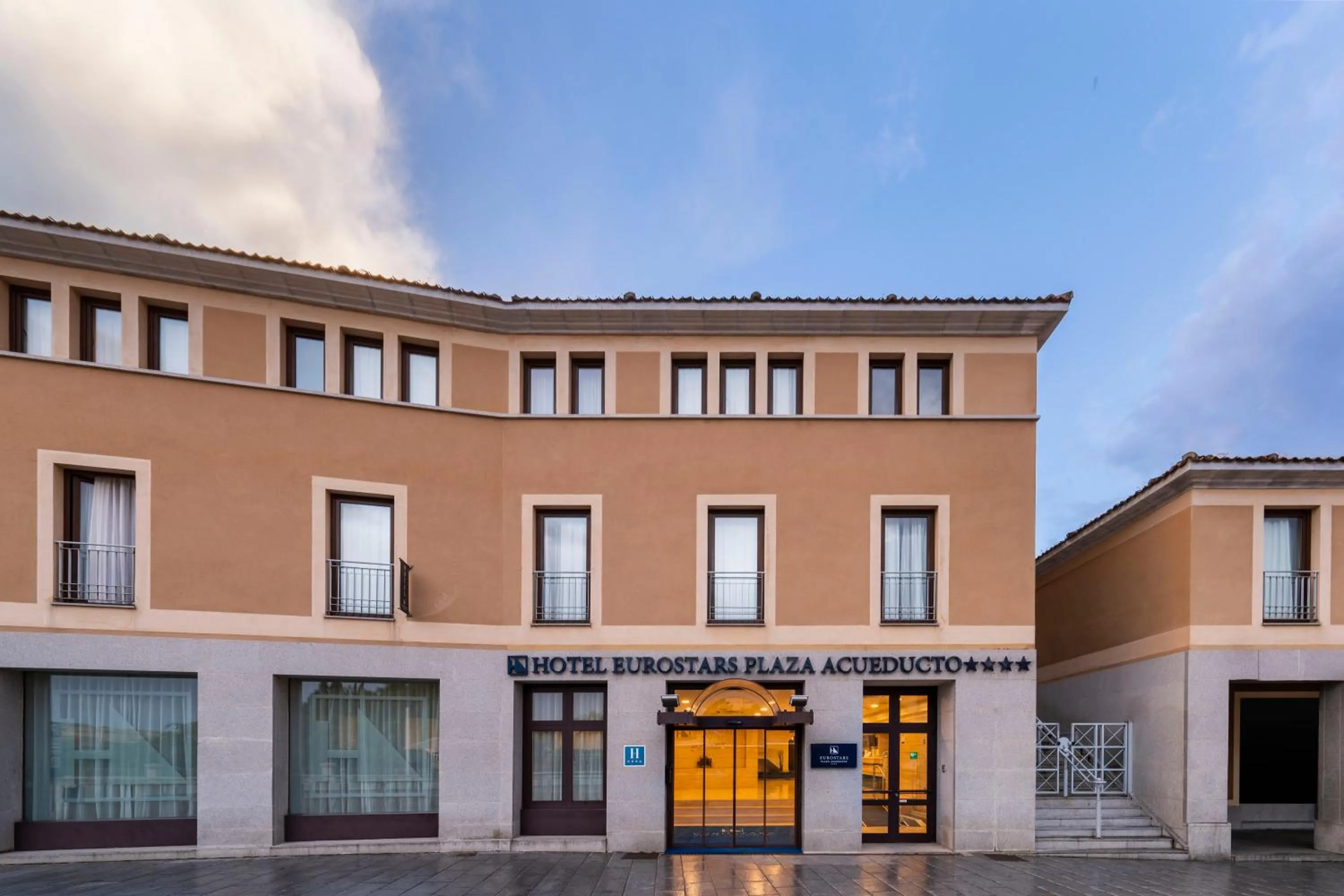 Facade/entrance in Eurostars Plaza Acueducto
