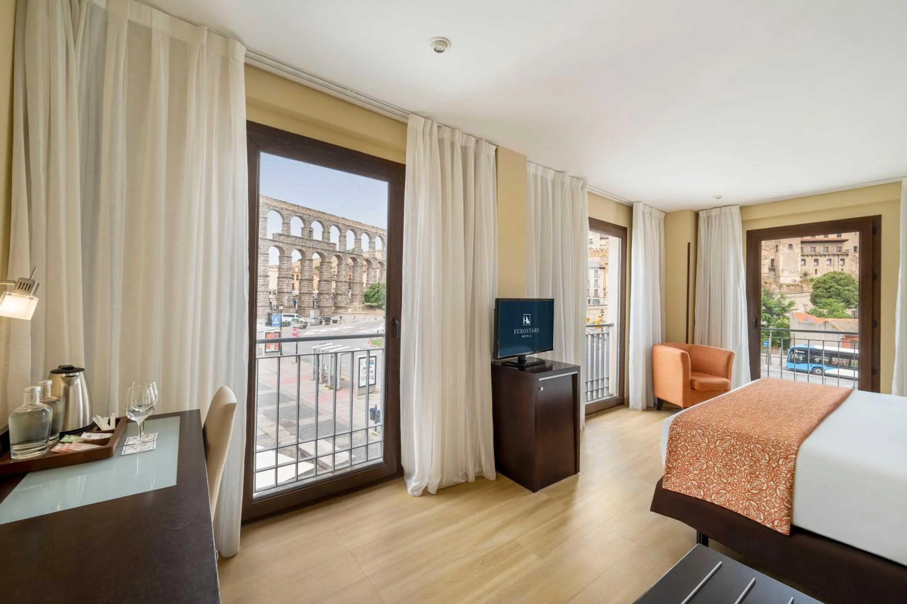 City view, Bed in Eurostars Plaza Acueducto