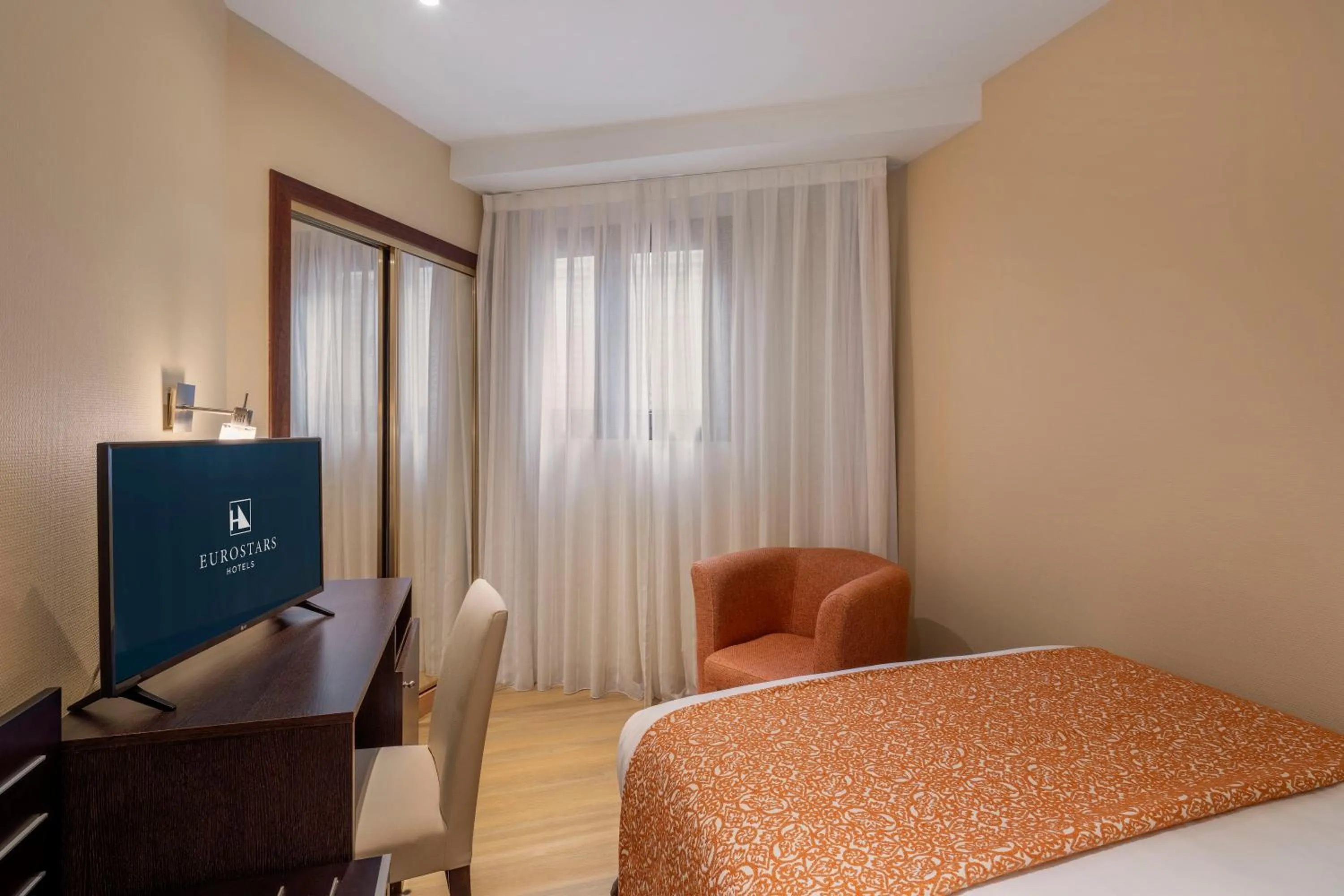 Bedroom, Bed in Eurostars Plaza Acueducto