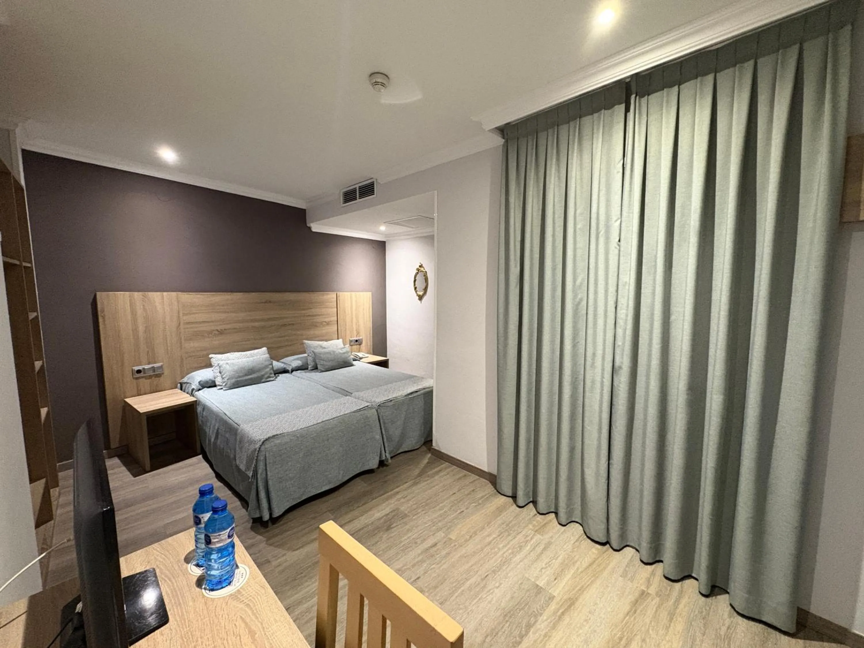 Photo of the whole room, Bed in Ramblas Hotel