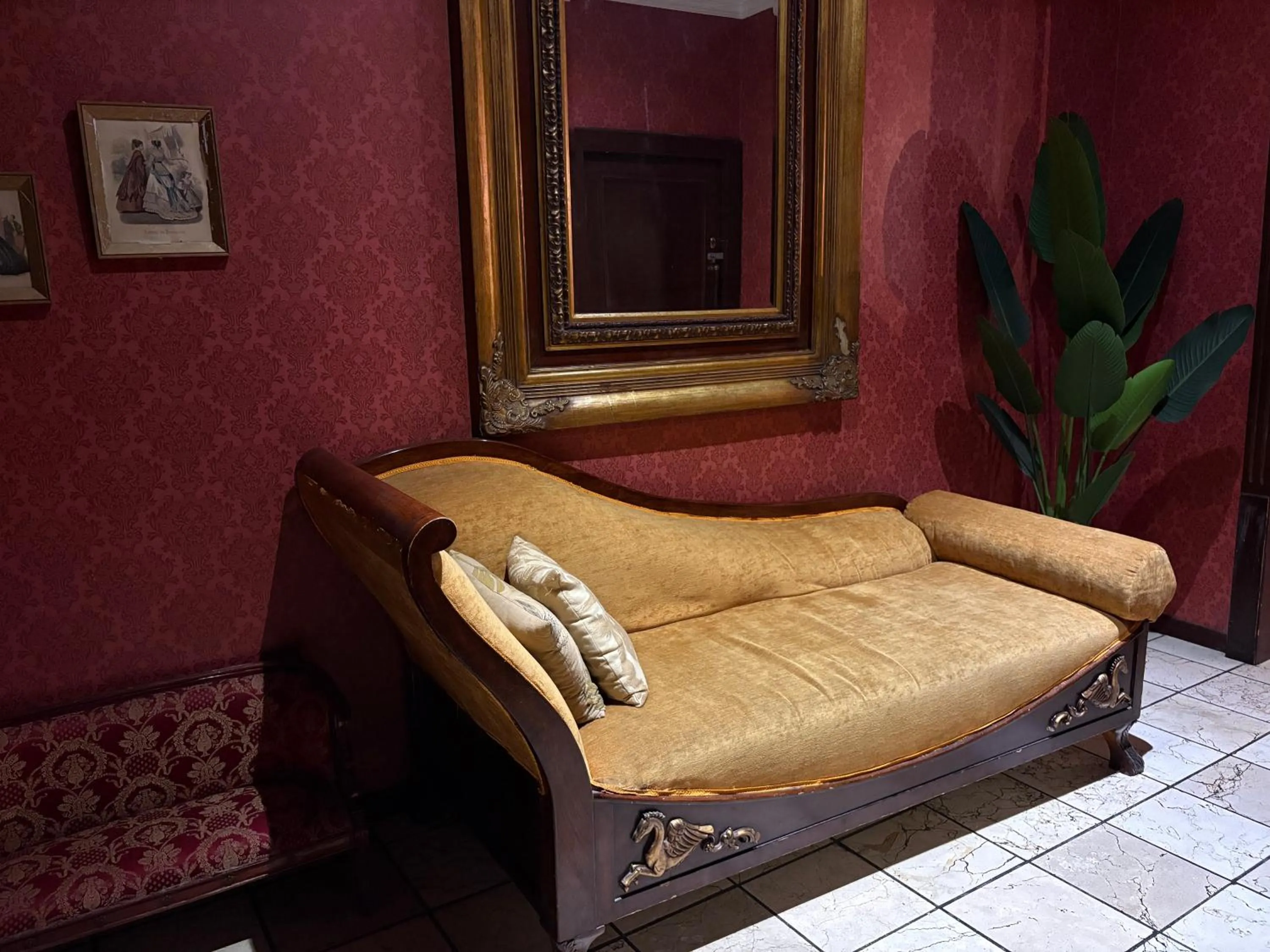 Seating area in Ramblas Hotel