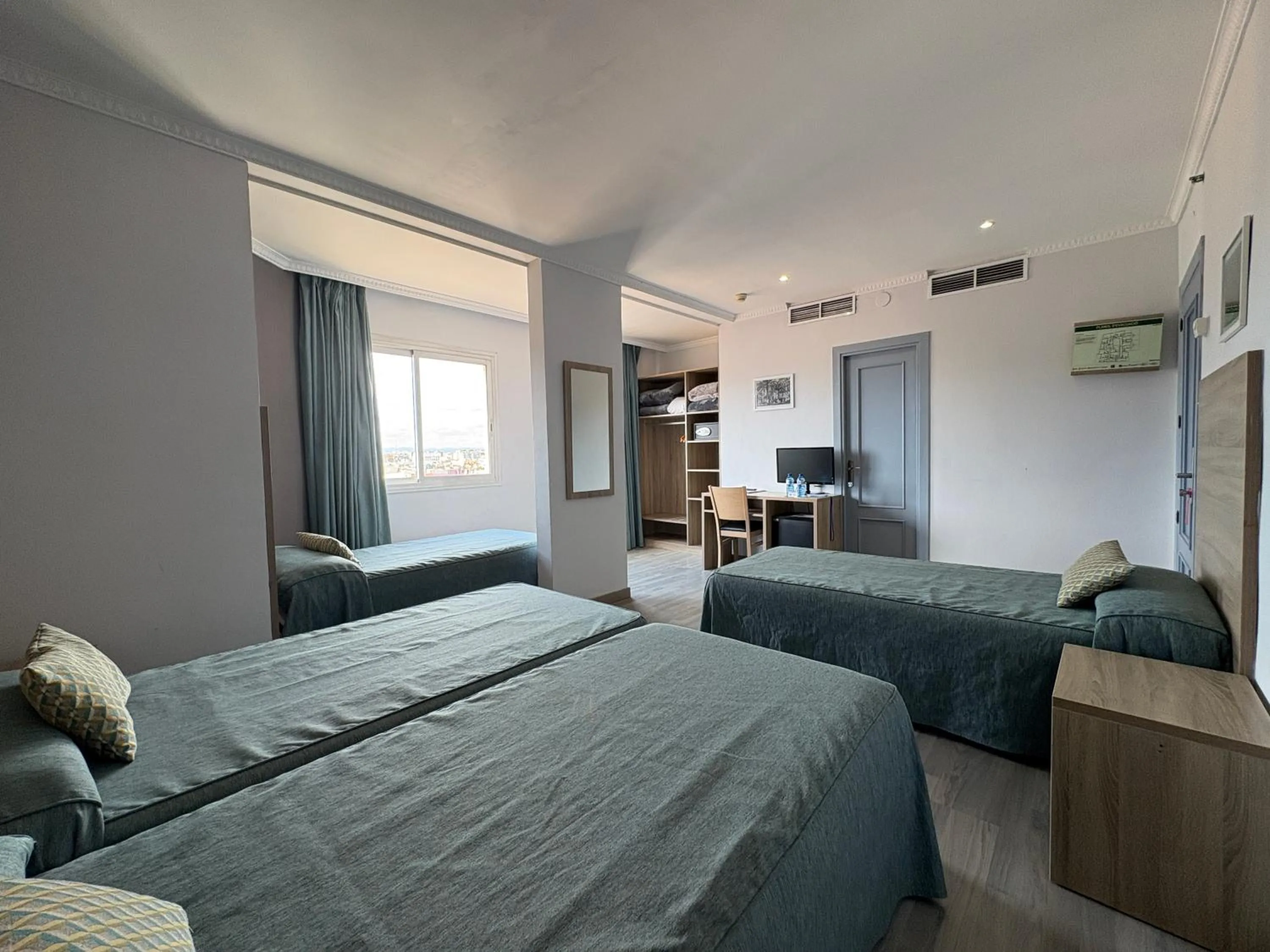 Photo of the whole room, Bed in Ramblas Hotel