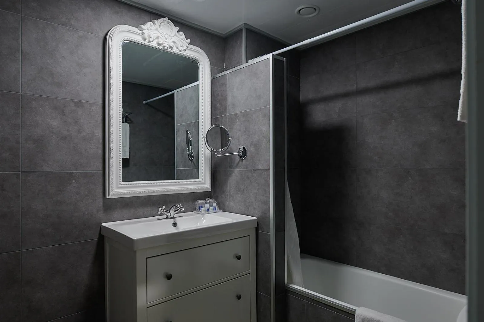 Bathroom in Ramblas Hotel