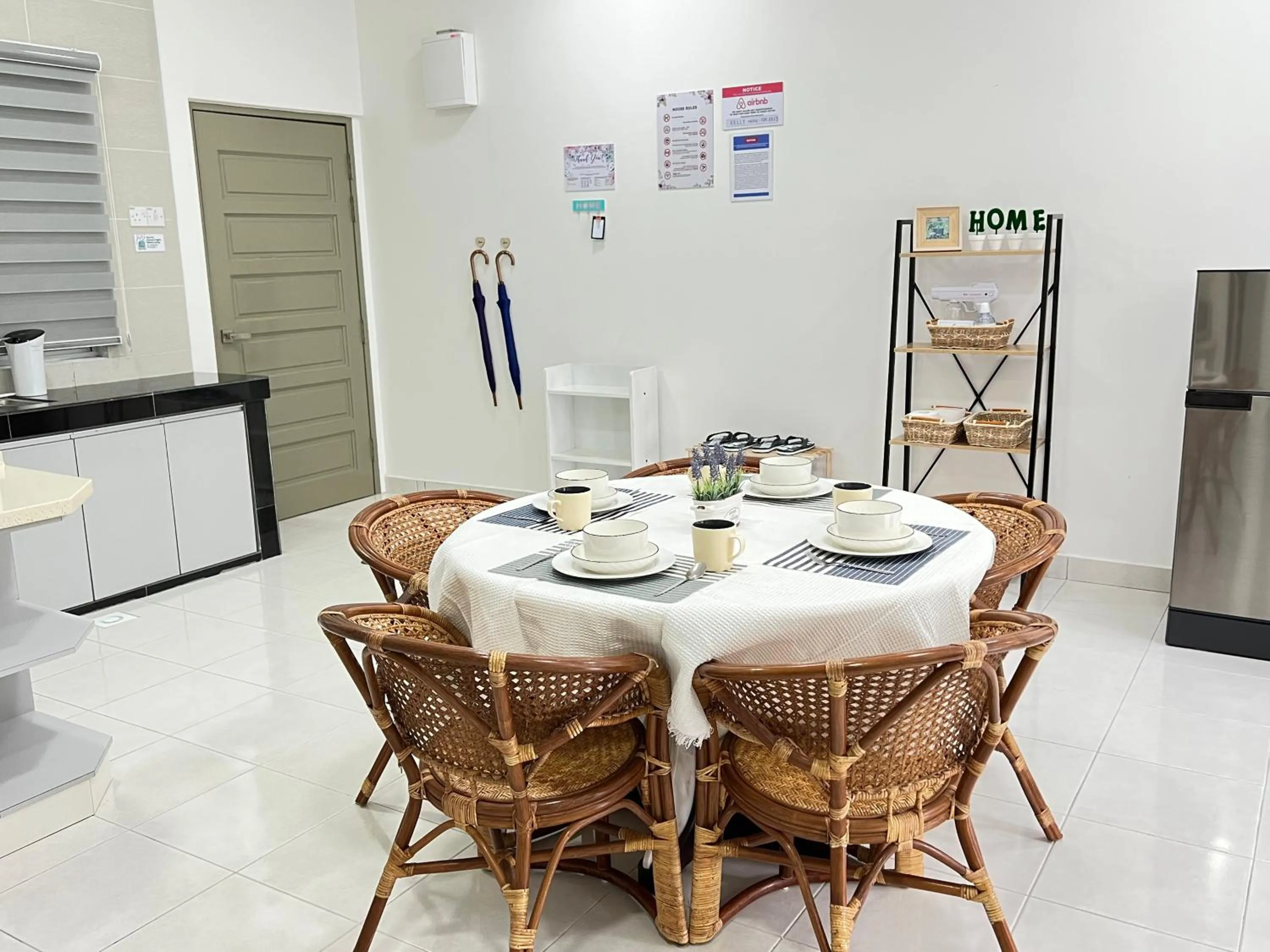 Dining area in Cozystay @ The Quintet, Cameron