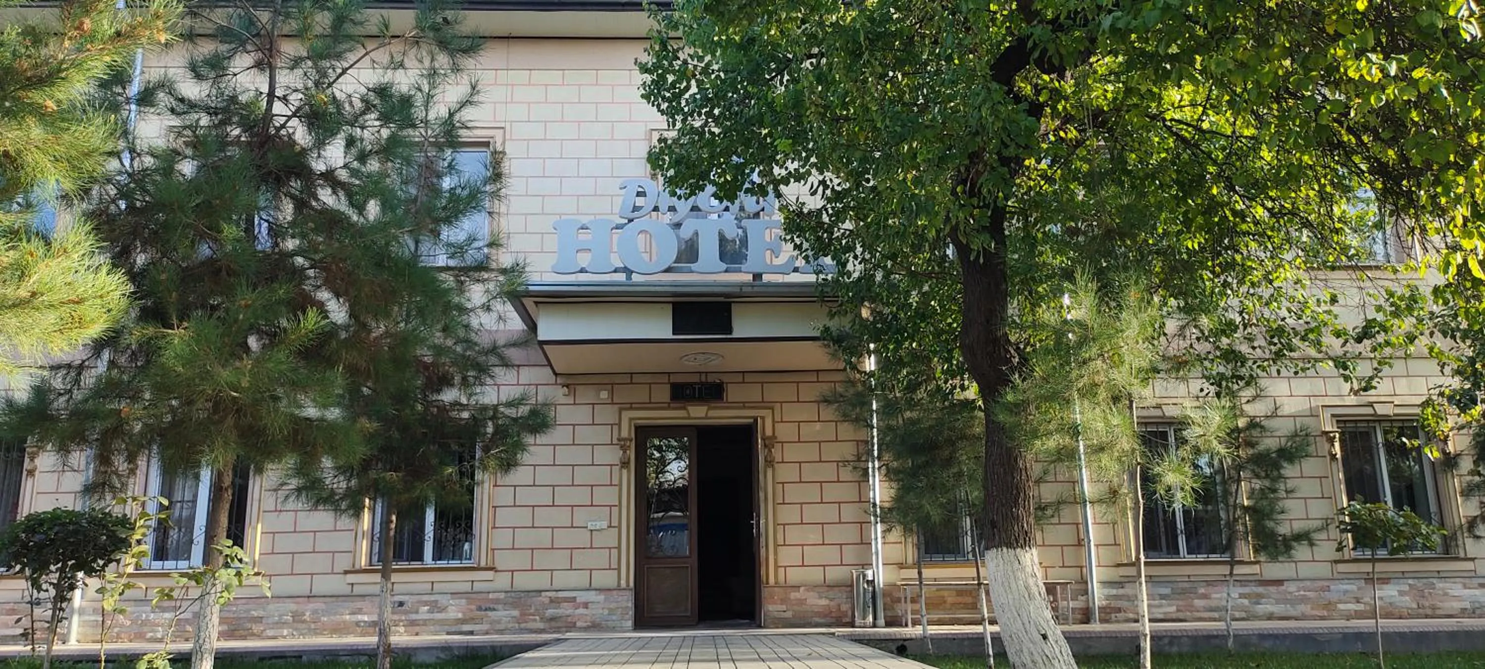 Facade/entrance in Diyora Hostel