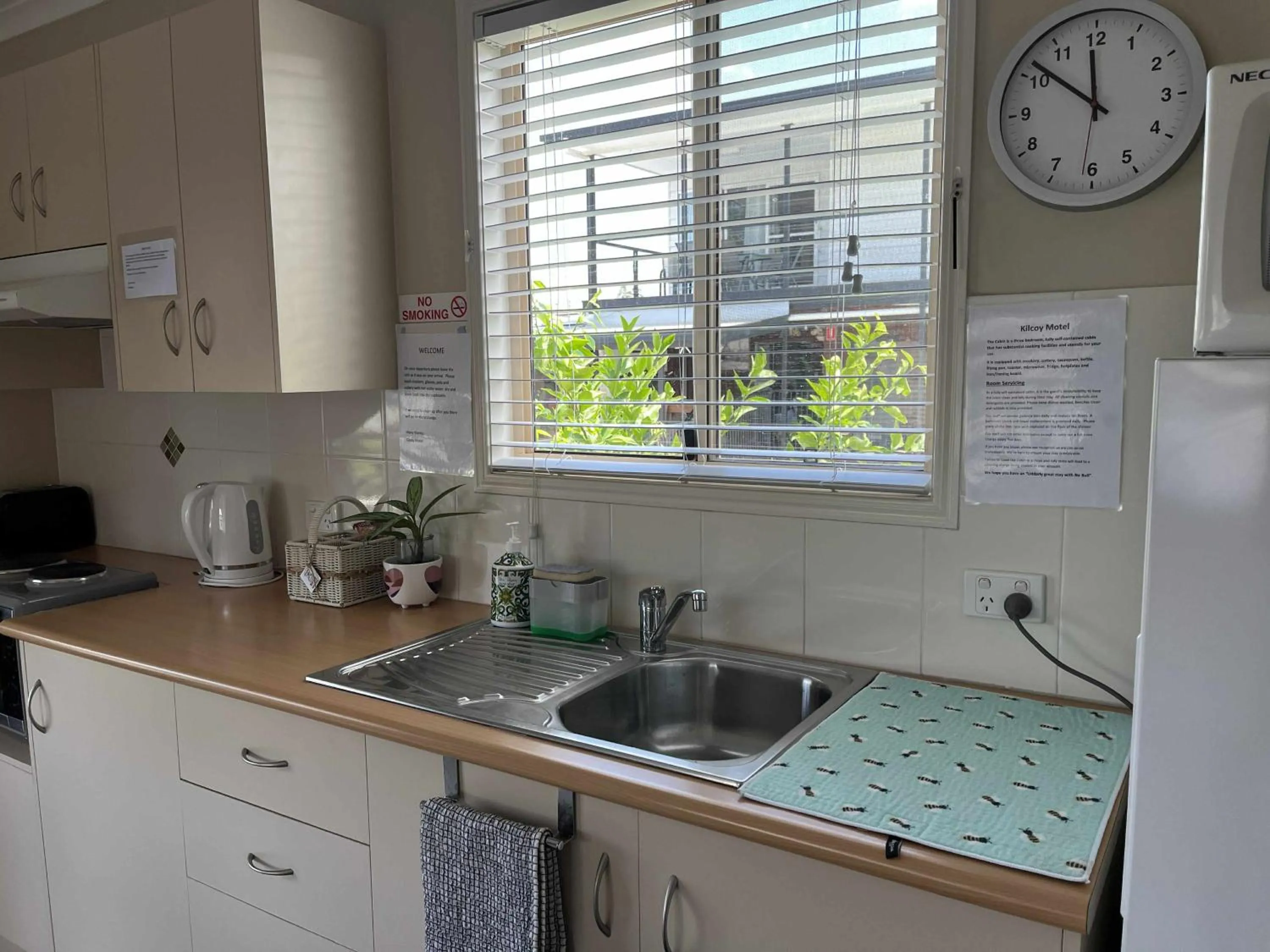 Kitchen or kitchenette in Kilcoy Motel
