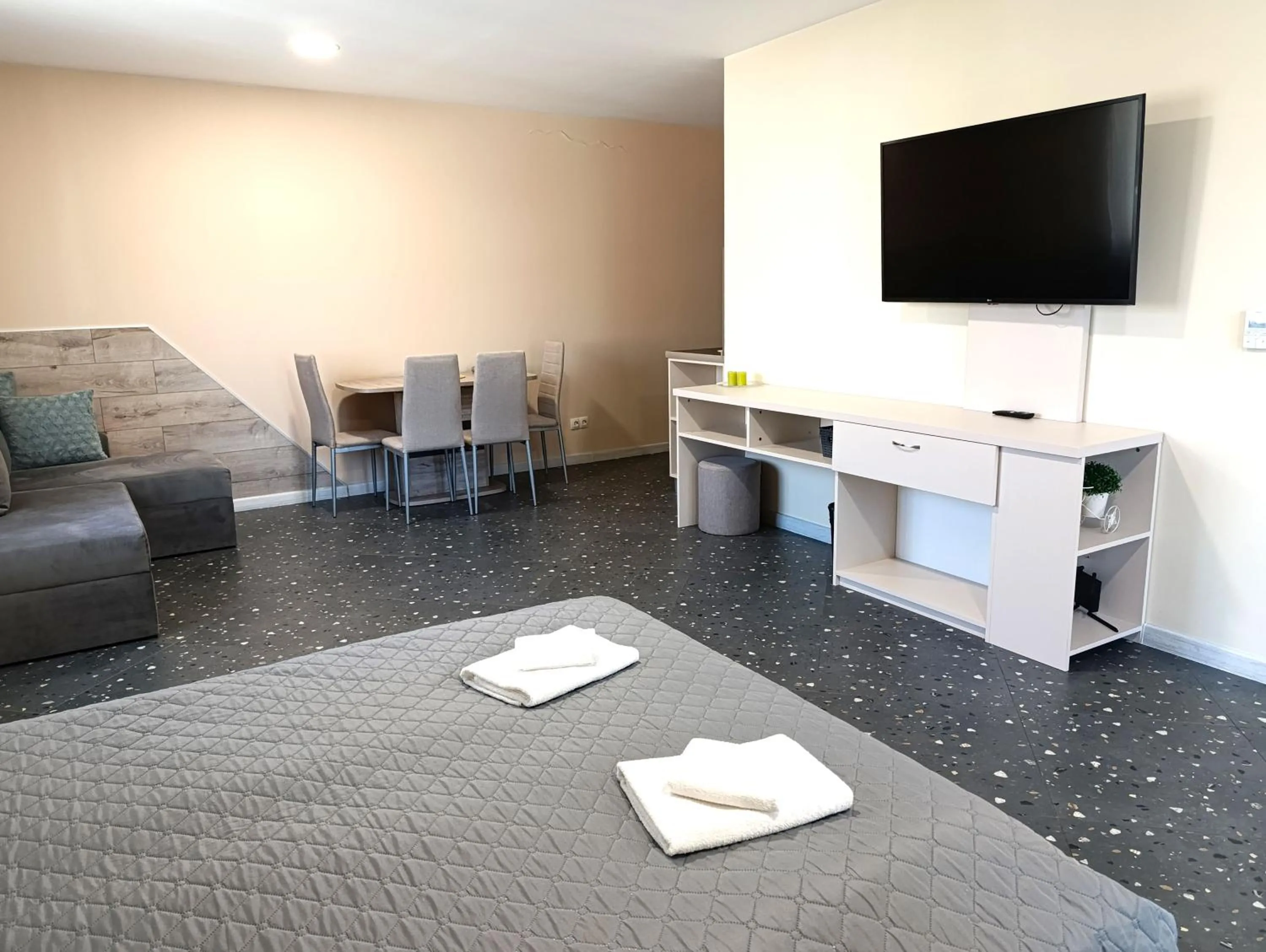 Communal lounge/ TV room, Bed in Lime House, Kyustendil